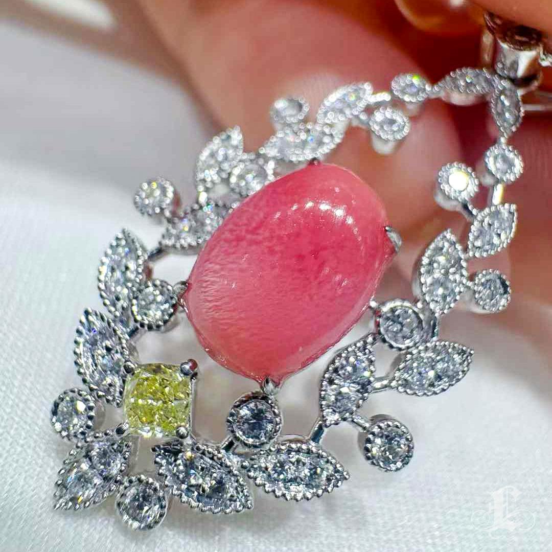 Grezzo 【Conchéa】Pink Flame Conch Pearl, Fancy Yellow Diamond & Diamond Pendant — 2.83ct in vendita