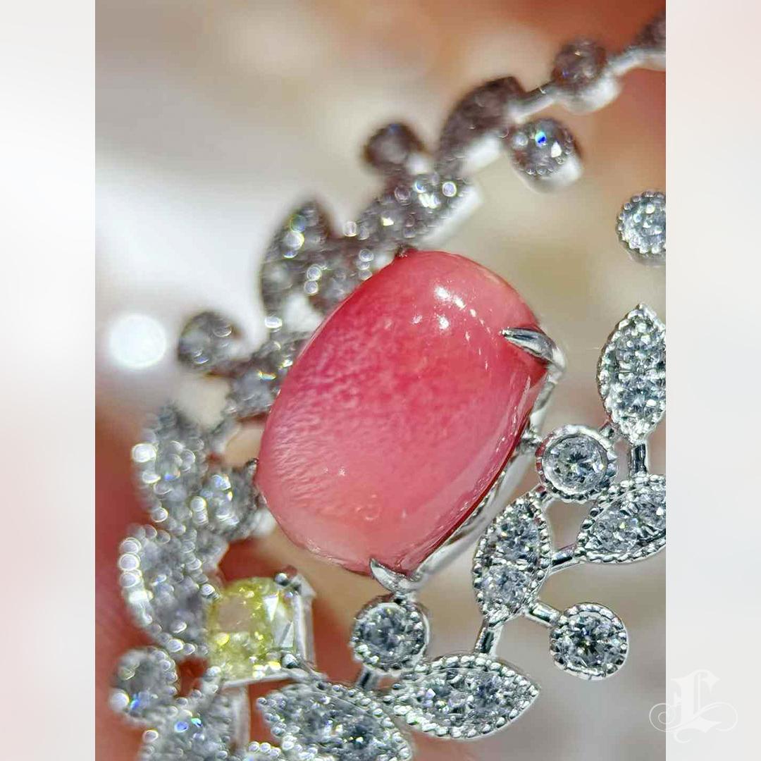 【Conchéa】Pink Flame Conch Pearl, Fancy Yellow Diamond & Diamond Pendant — 2.83ct in vendita 3