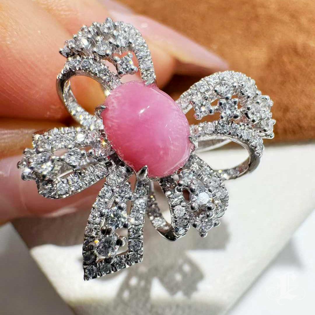 【Conchéa】Platinum Conch Pearl & Diamond Bow Ring — 1.46ct In New Condition For Sale In New York, NY