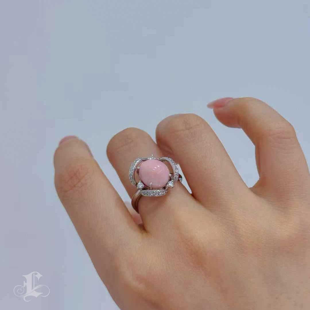 La collection Conchéa propose une création rare qui s'exprime en rose tendre et en lumière sculpturale. Cette pièce capture la puissance délicate de la perle de conque - une gemme née de la rareté, intouchée par la culture, et révérée pour sa beauté