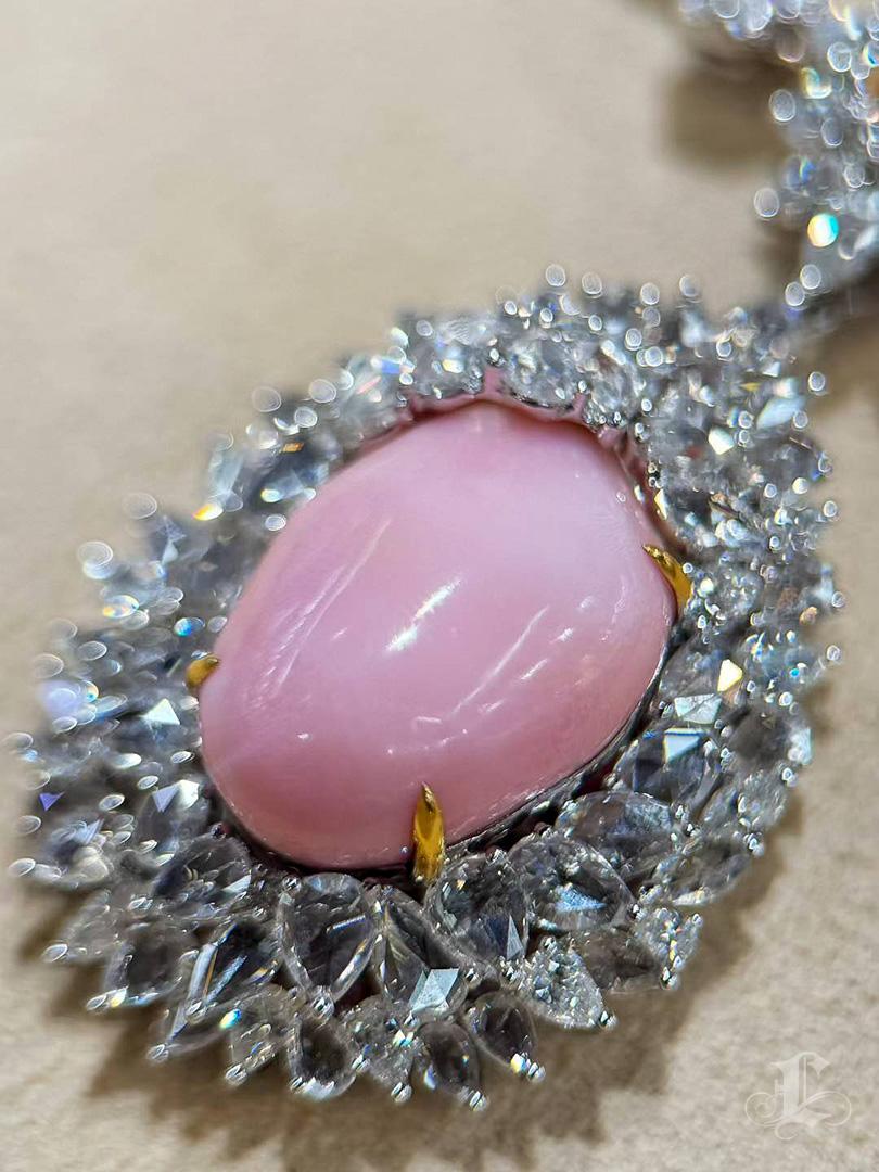 【Conchéa】Ultra-Rare Convertible Conch Pearl & Diamond High Jewelry Set — 18.89ct For Sale 3