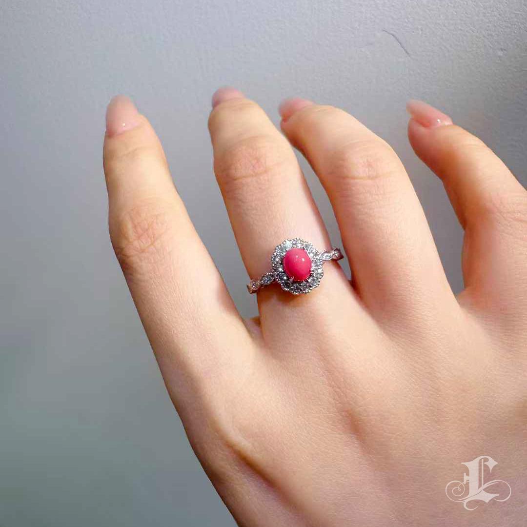 A jewel of vivid rarity.
This ring features an authentic 1.23ct conch pearl, glowing in a deep, saturated pink tone with remarkable clarity and flawless surface. Its vibrant hue and smooth, luminous texture make it one of the most desirable