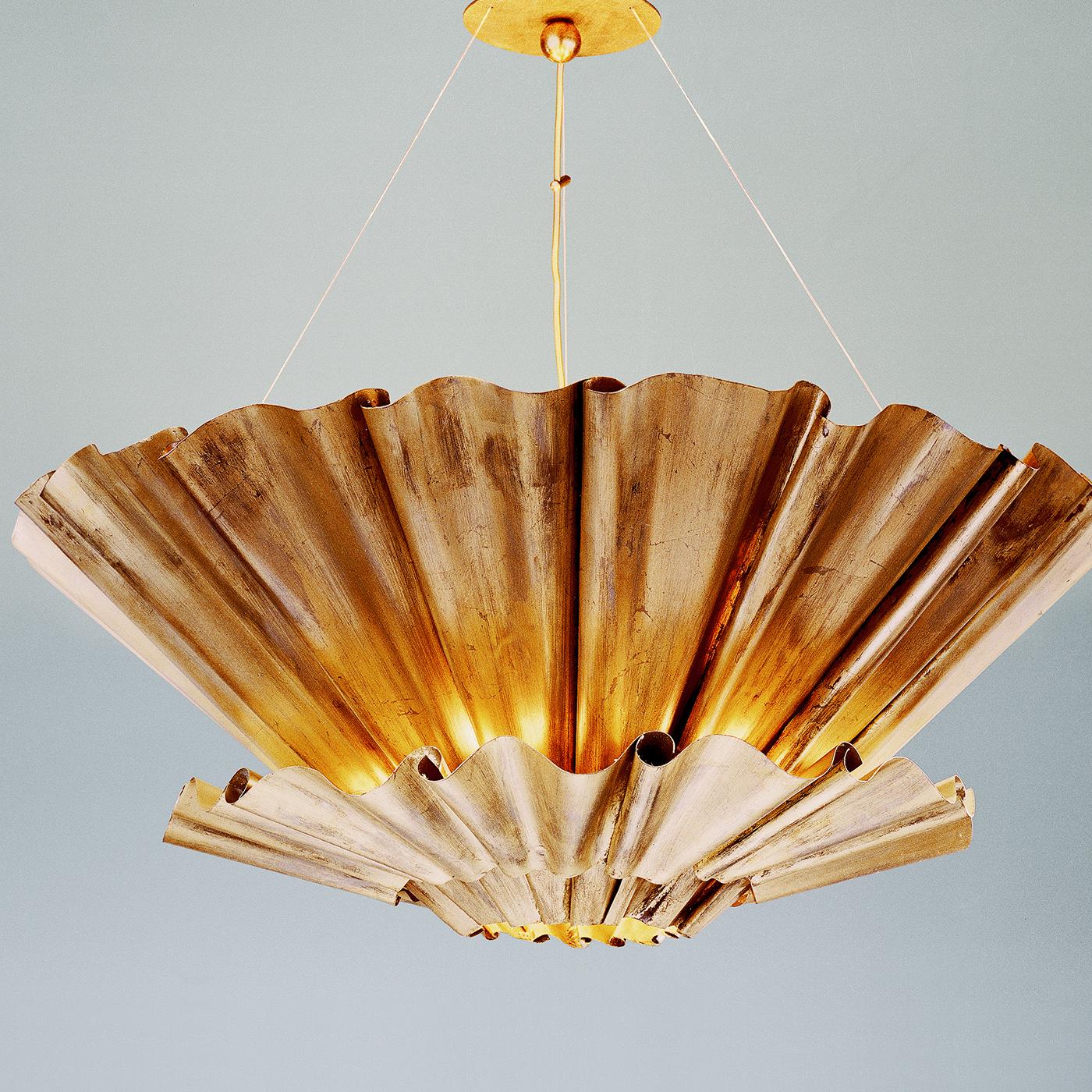 Questo magnifico lampadario della collezione Conchiglia (che significa 