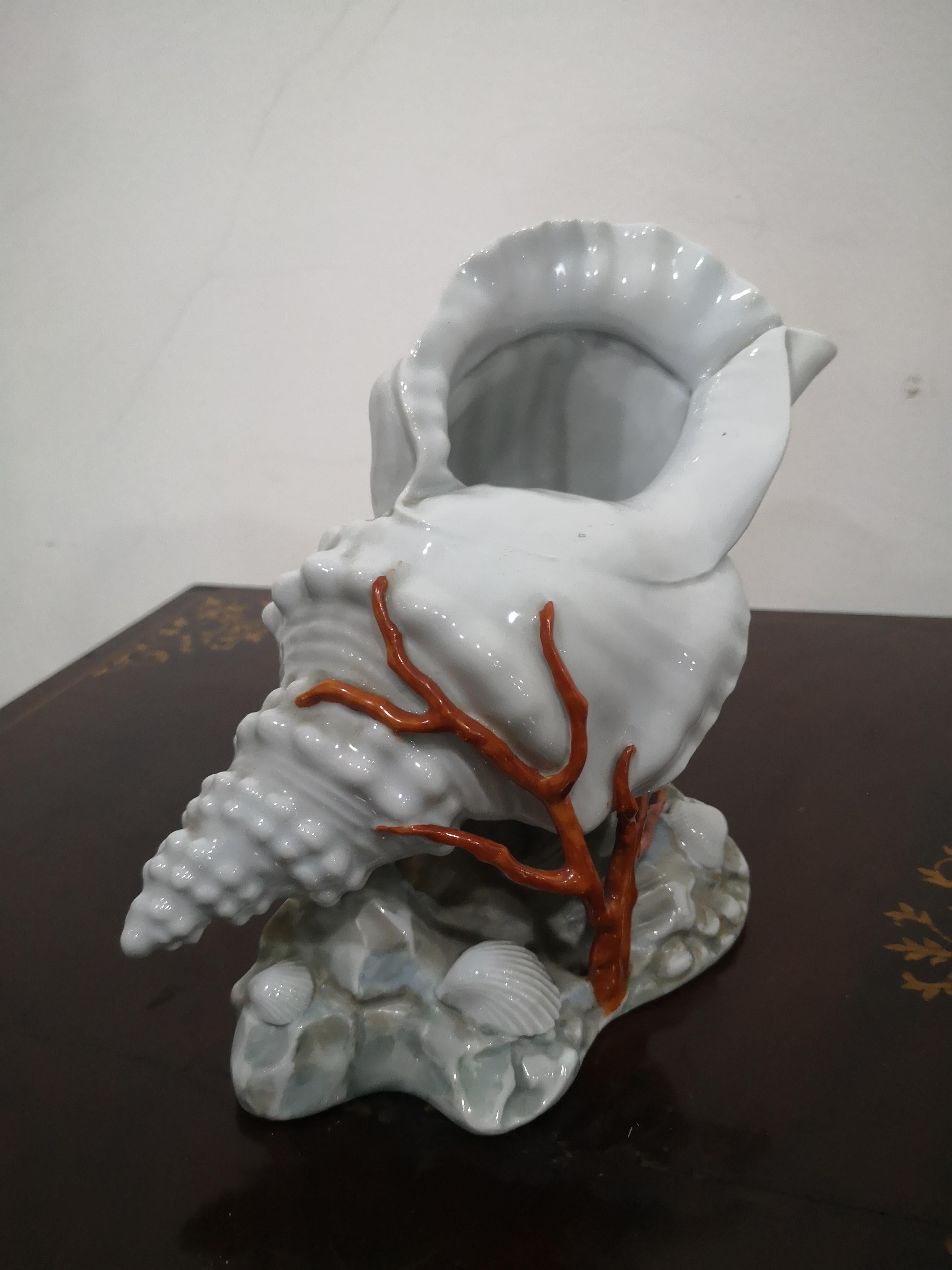 Mid-20th Century Capodimonte porcelain shell with hand-painted coral, 1960s For Sale