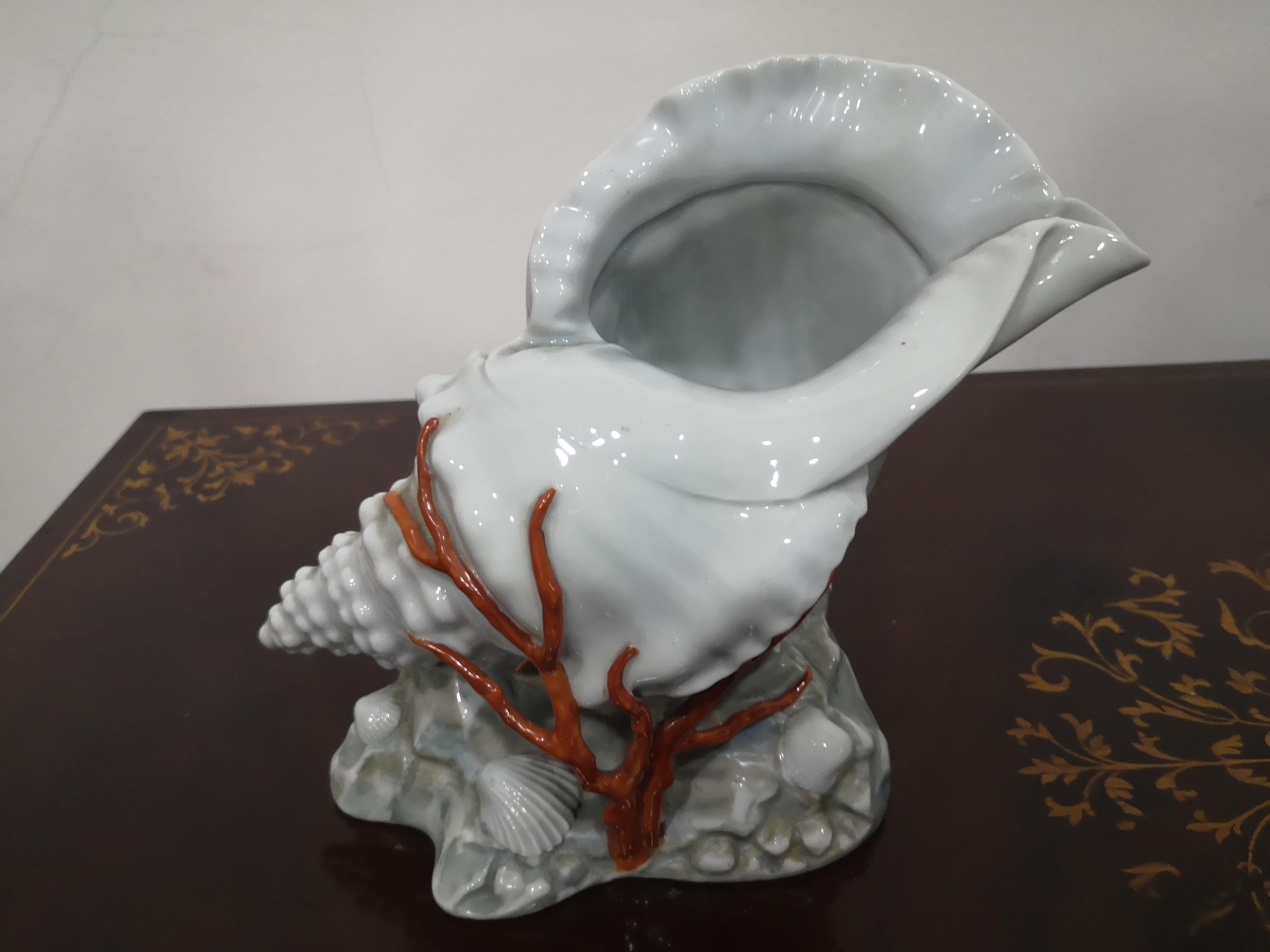 Porcelain Capodimonte porcelain shell with hand-painted coral, 1960s For Sale