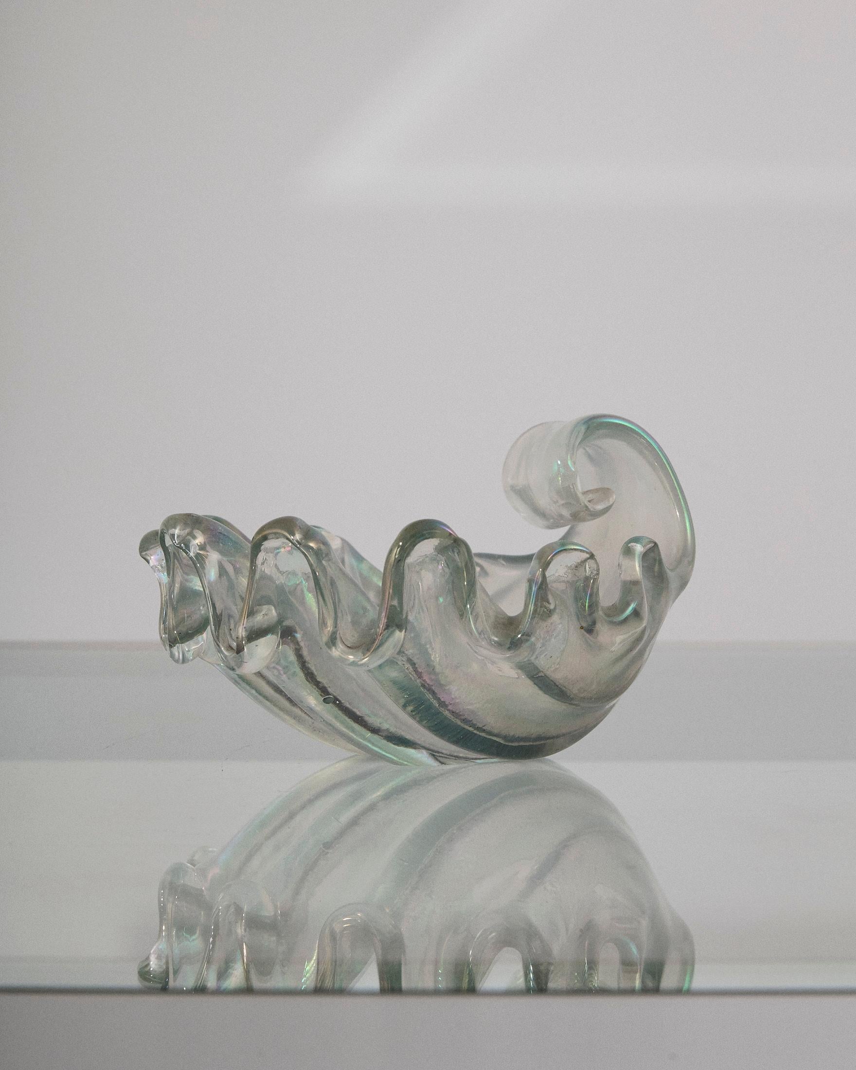 Sculpture en forme de coquillage, caractérisée par de grandes nervures, réalisée en verre de Murano lourd et irisé. Le corps est en forme d'éventail avec des lobes très prononcés, conçu par Ercole Barovier pour Barovier&Toso. Italie, 1942.