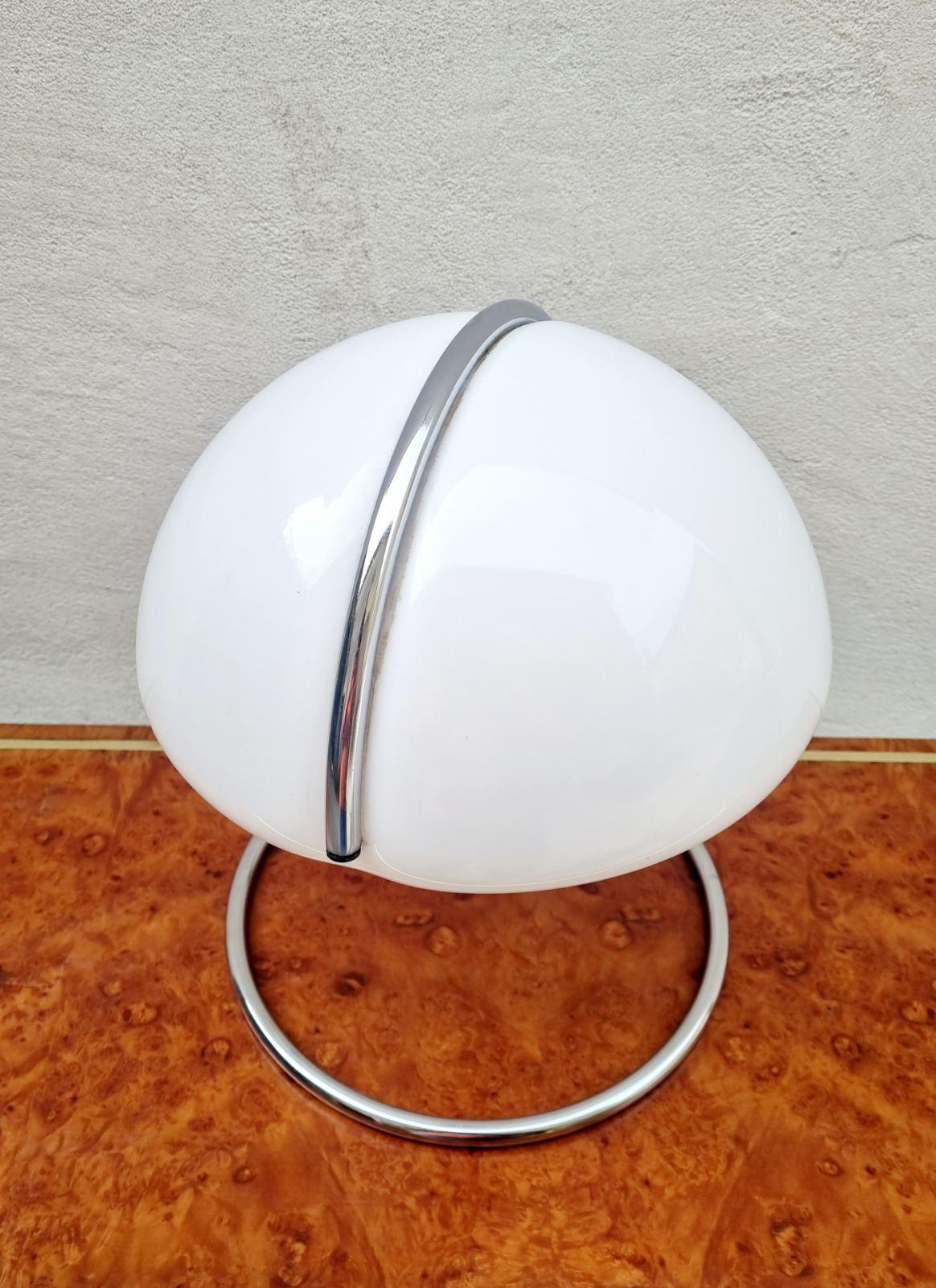 Mid-Century moderno Lampada da tavolo Conchiglia Disegnata da Buttura & Massoni per Guzzini, Italia anni '70 in vendita