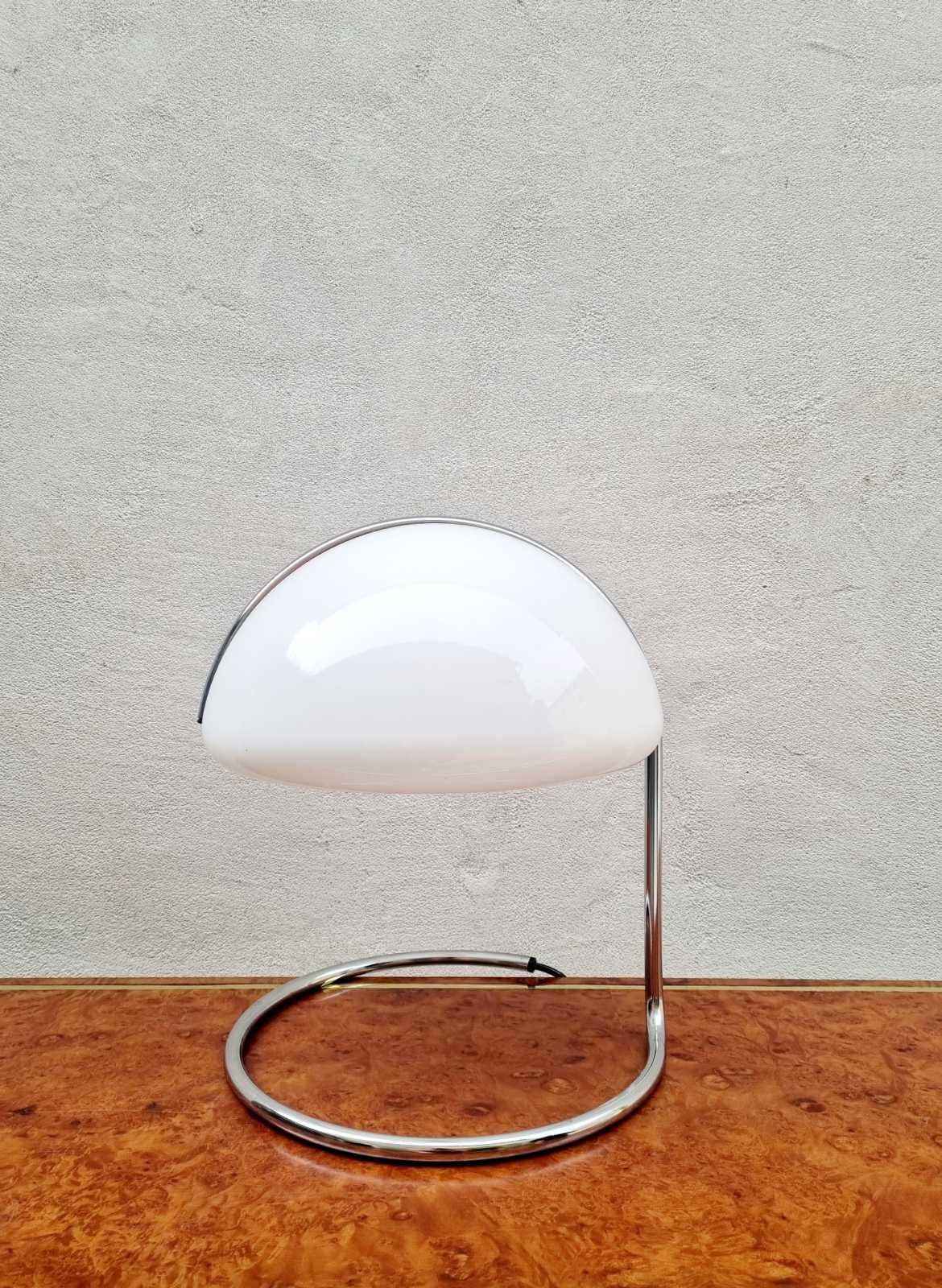 Metà XX secolo Lampada da tavolo Conchiglia Disegnata da Buttura & Massoni per Guzzini, Italia anni '70 in vendita