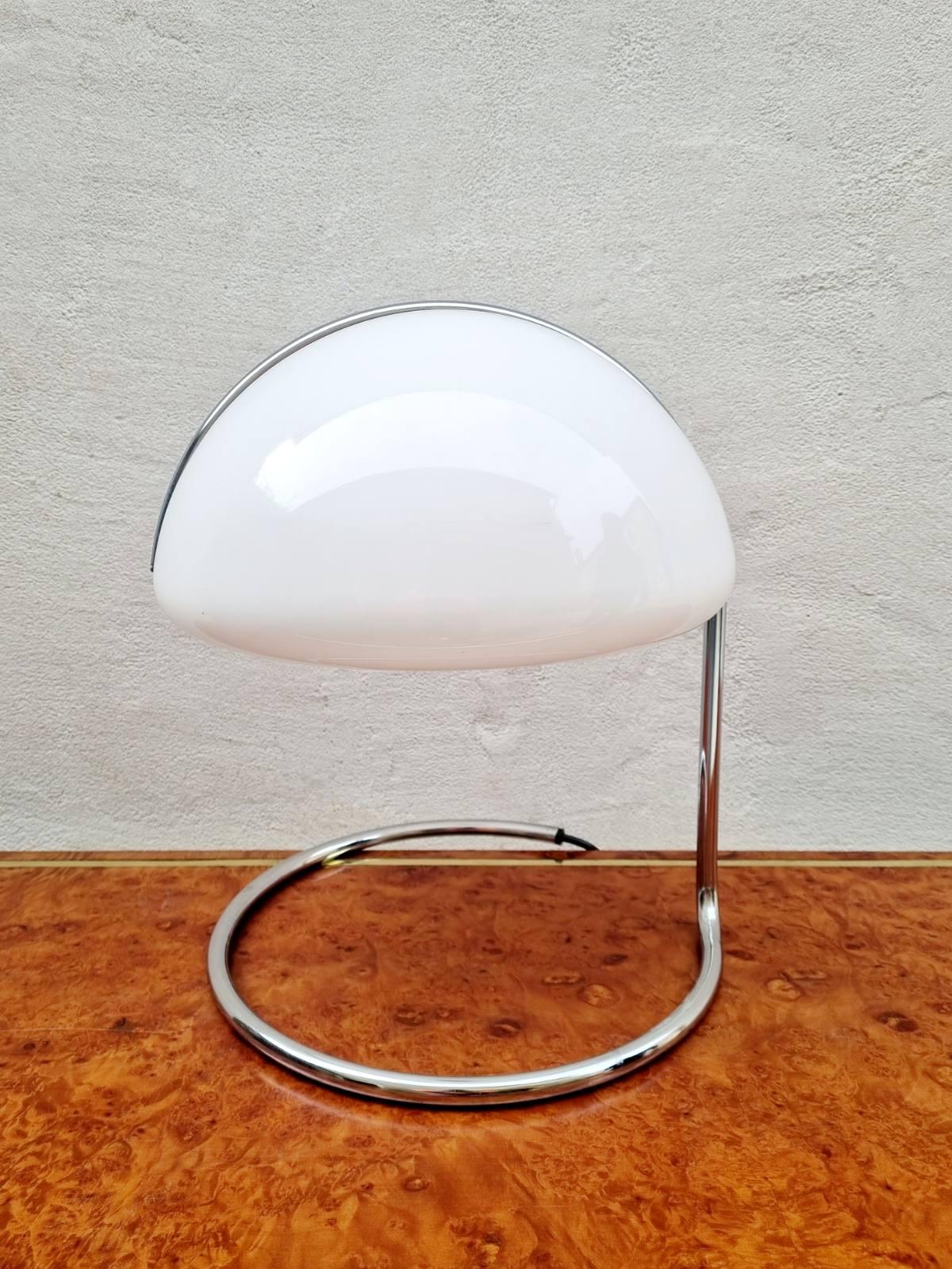 Cromo Lampada da tavolo Conchiglia Disegnata da Buttura & Massoni per Guzzini, Italia anni '70 in vendita