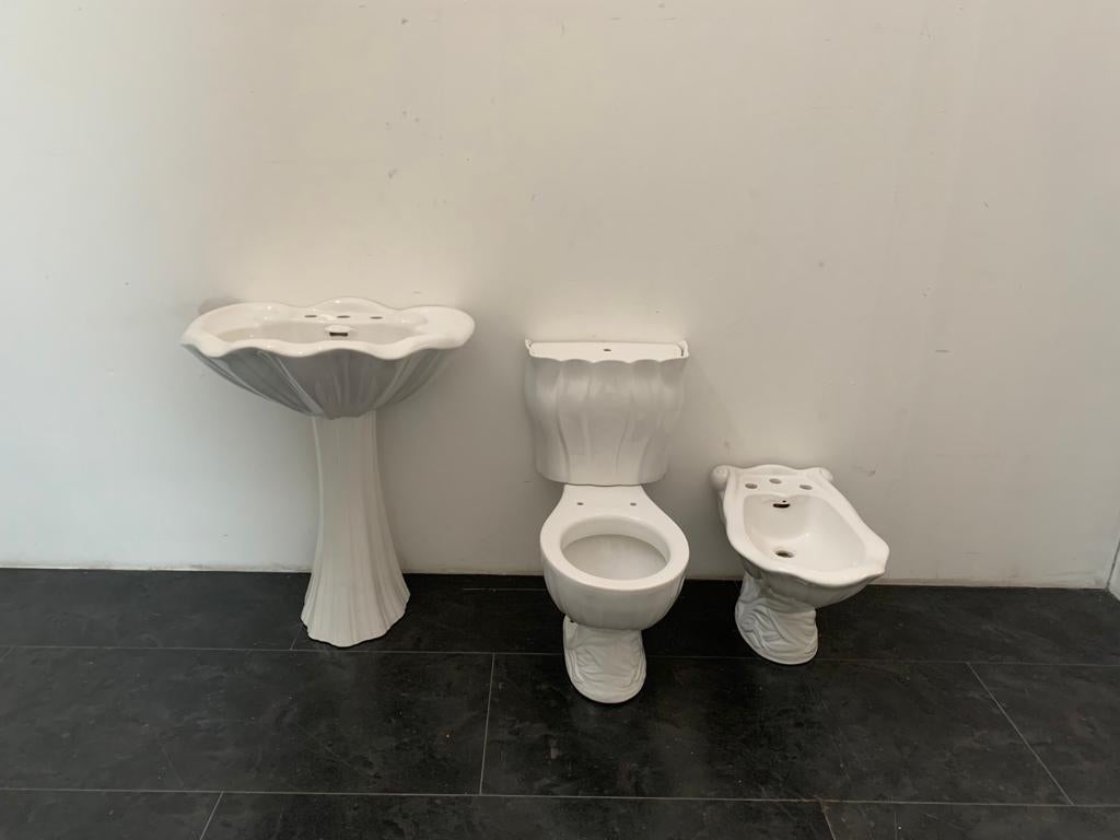 Ceramic washbasin, toilet and bidet from the Conchiglia series designed by Antonia Campi for Lavenite (later produced by Richard Ginori and Pozzi Ginori), 1960s.
Considered a Master Piece for the execution of such a project.
The particular