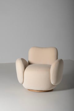 Poltrona girevole Conchula di Rute Martins per Greenapple, in velluto di cotone beige