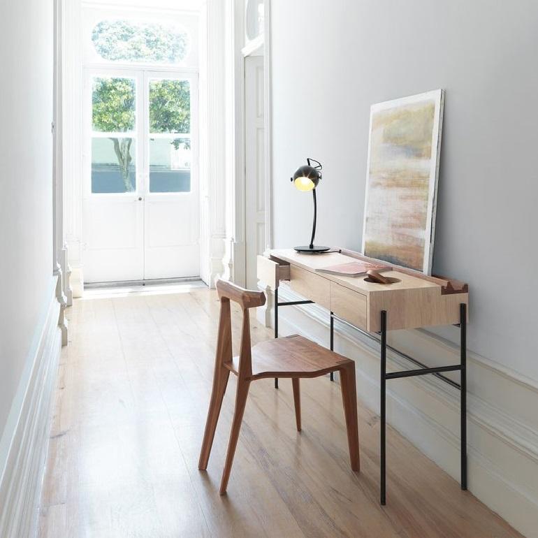 Scrivania/consolle per portineria in stile moderno del Medioevo, con accenti in massello di Oak e Noce in vendita 2