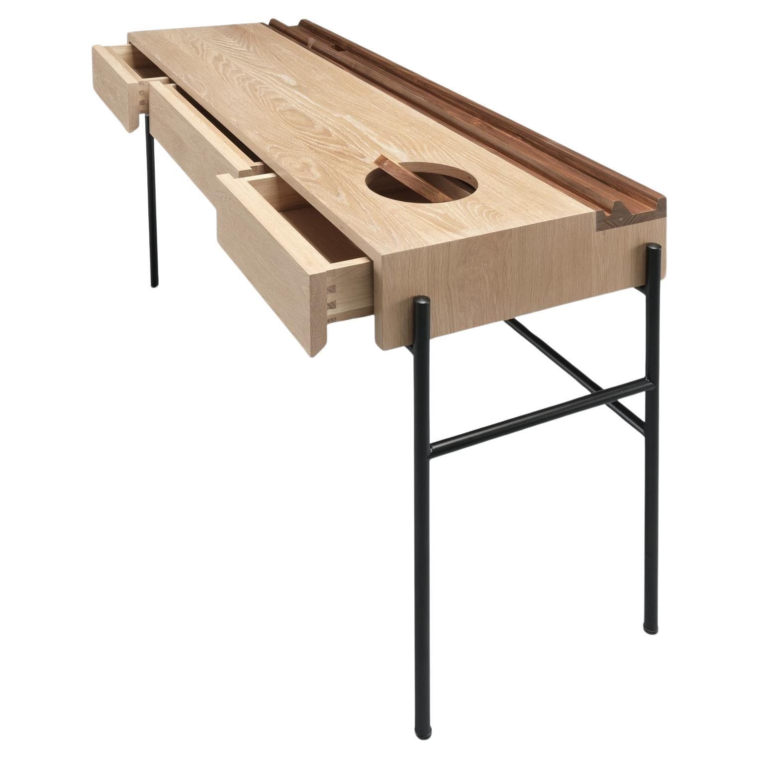 Portoghese Scrivania/consolle per portineria in stile moderno del Medioevo, con accenti in massello di Oak e Noce in vendita