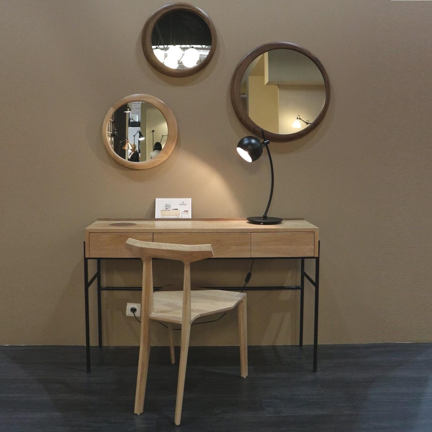 Scrivania/consolle per portineria in stile moderno del Medioevo, con accenti in massello di Oak e Noce in vendita 1