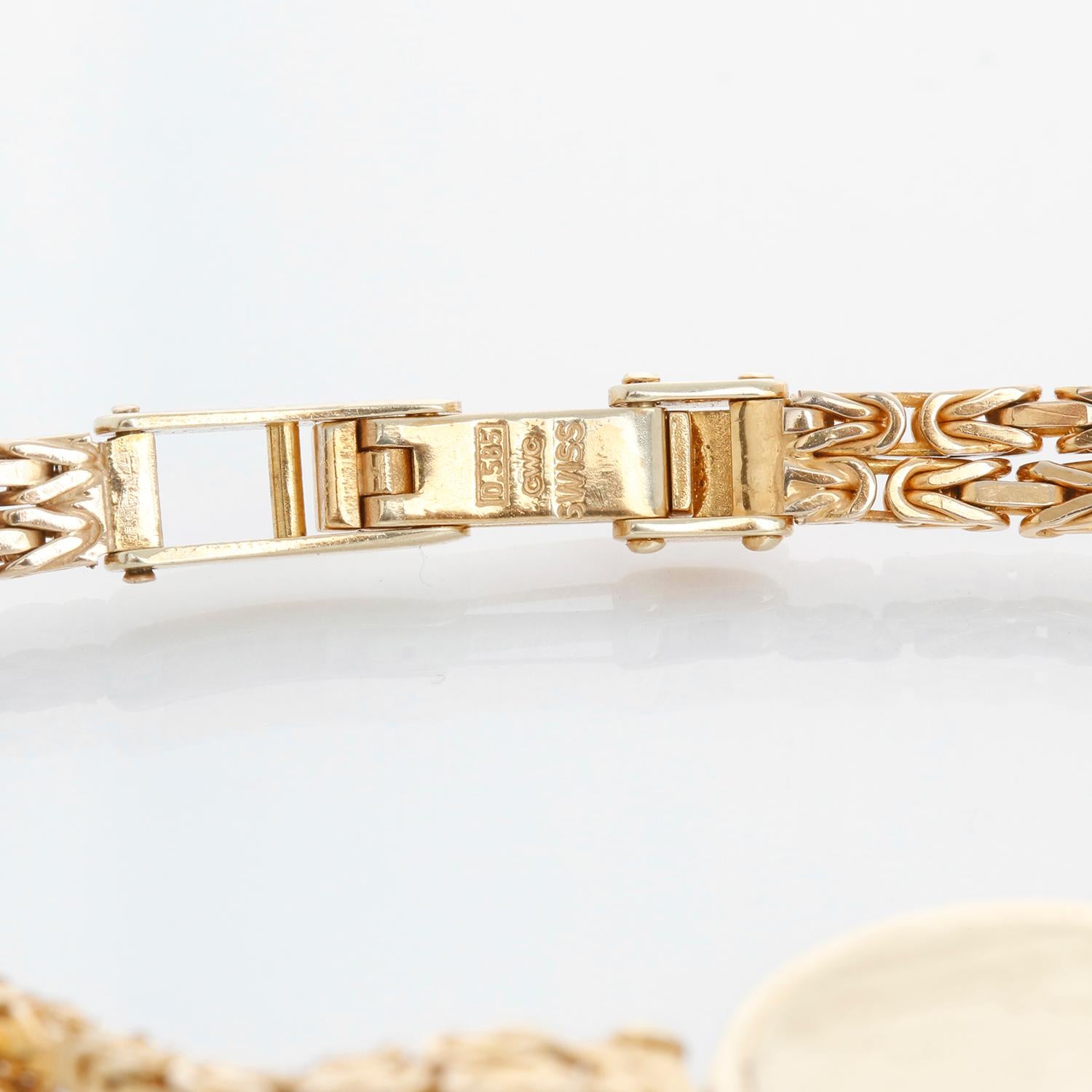 Concord Watch da donna in oro giallo 14K con diamanti e rubini - Quarzo. Oro giallo 14K con lunetta di diamanti e anse a fiore di diamanti e rubini (18 mm). Quadrante champagne con punti applicati in oro. Bracciale a due corde in oro giallo 14K con