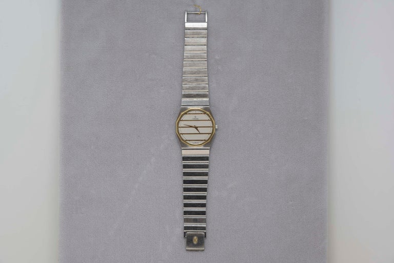 Concord 18k bezel and stainless steel mariner S.G. Men's quartz watch #1581117. Good working order, measures 7 1/2 inches long. The watch has no papers and no box.
