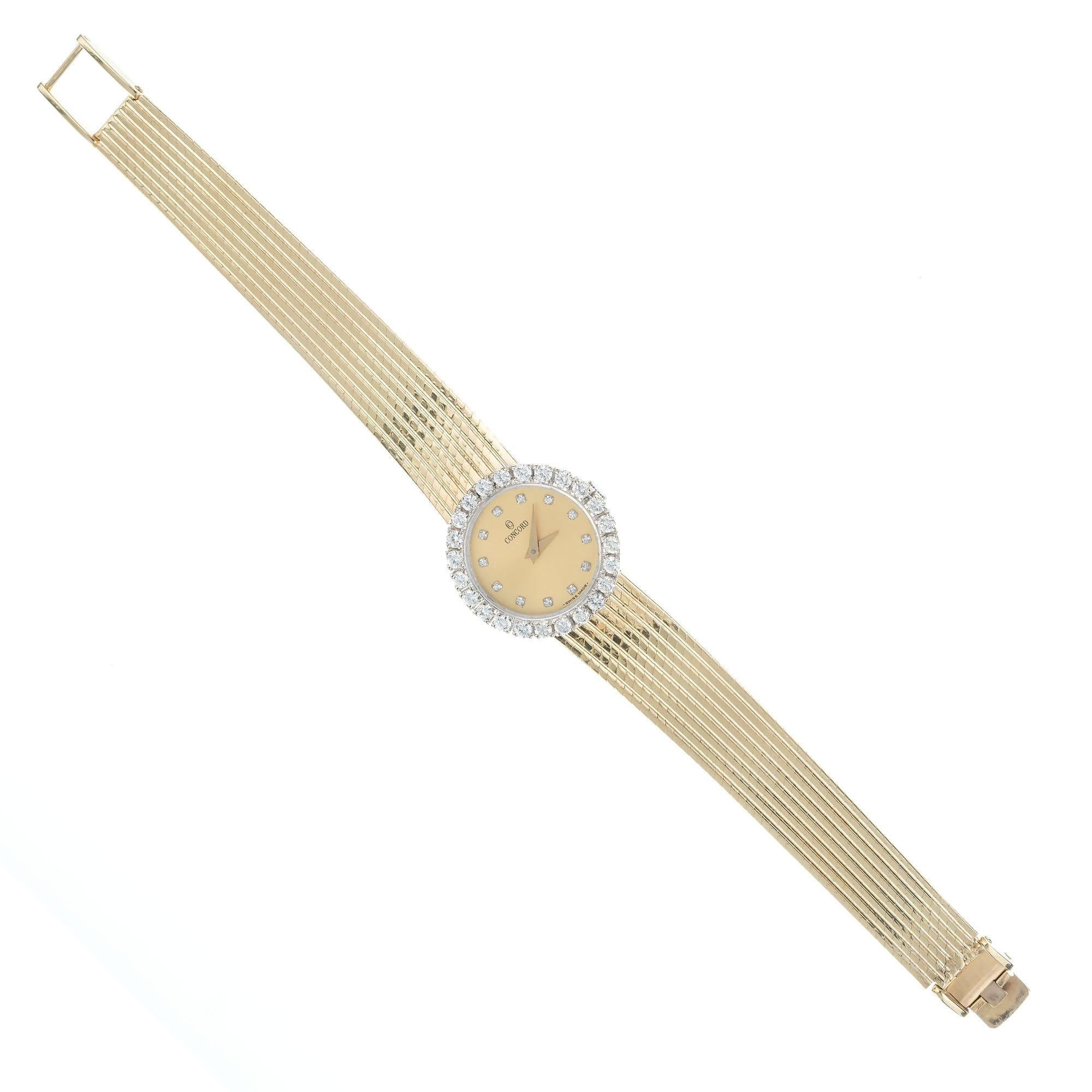 Taille ronde Montre-bracelet pour dames Concord en or jaune avec halo de diamants de 0,85 carat en vente