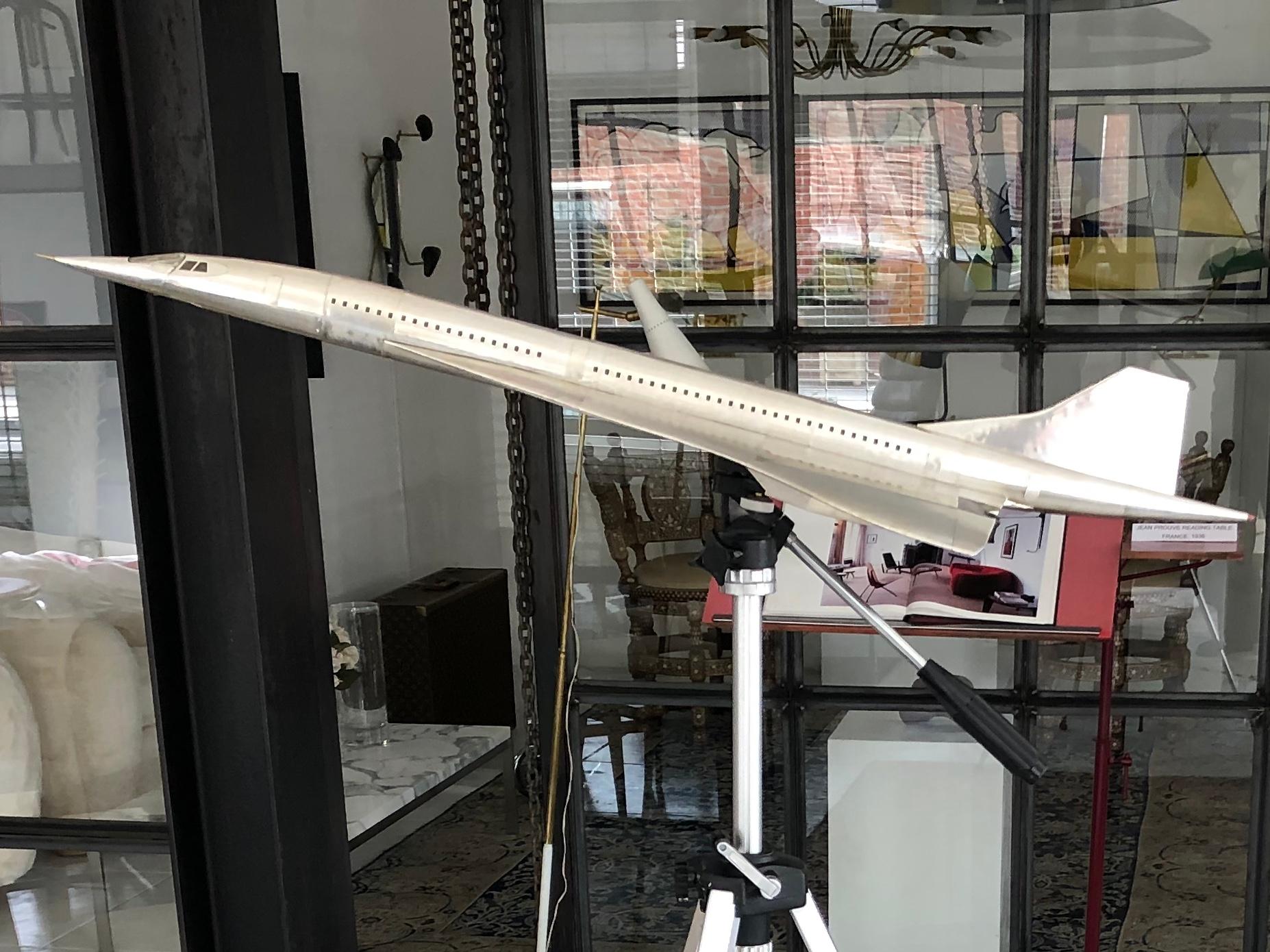 Beautiful concord airplane scale model, aluminum, with adjustable tripod, circa 1972.
The tripod can be adjusted at the swivel and in height up to approximately 70 inches. The airplane alone measures 14