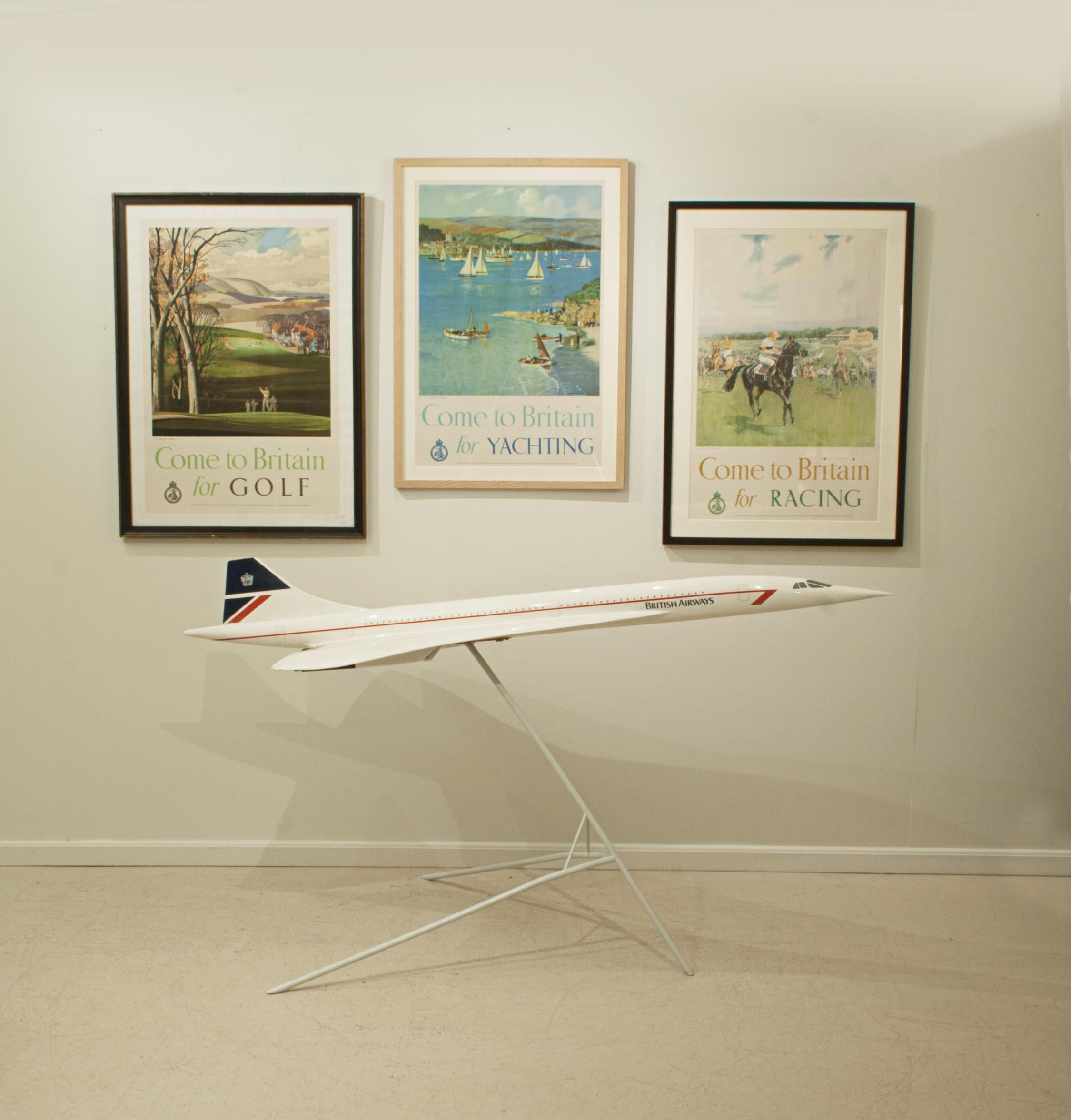 Rare maquette d'avion British Airways Concorde 1:36 6' Vintage
Très belle et rare maquette vintage en fibre de verre et résine composite à l'échelle 1:36 du Concorde dans la livrée 'Landor' de British Airways. Ce splendide modèle composite est monté