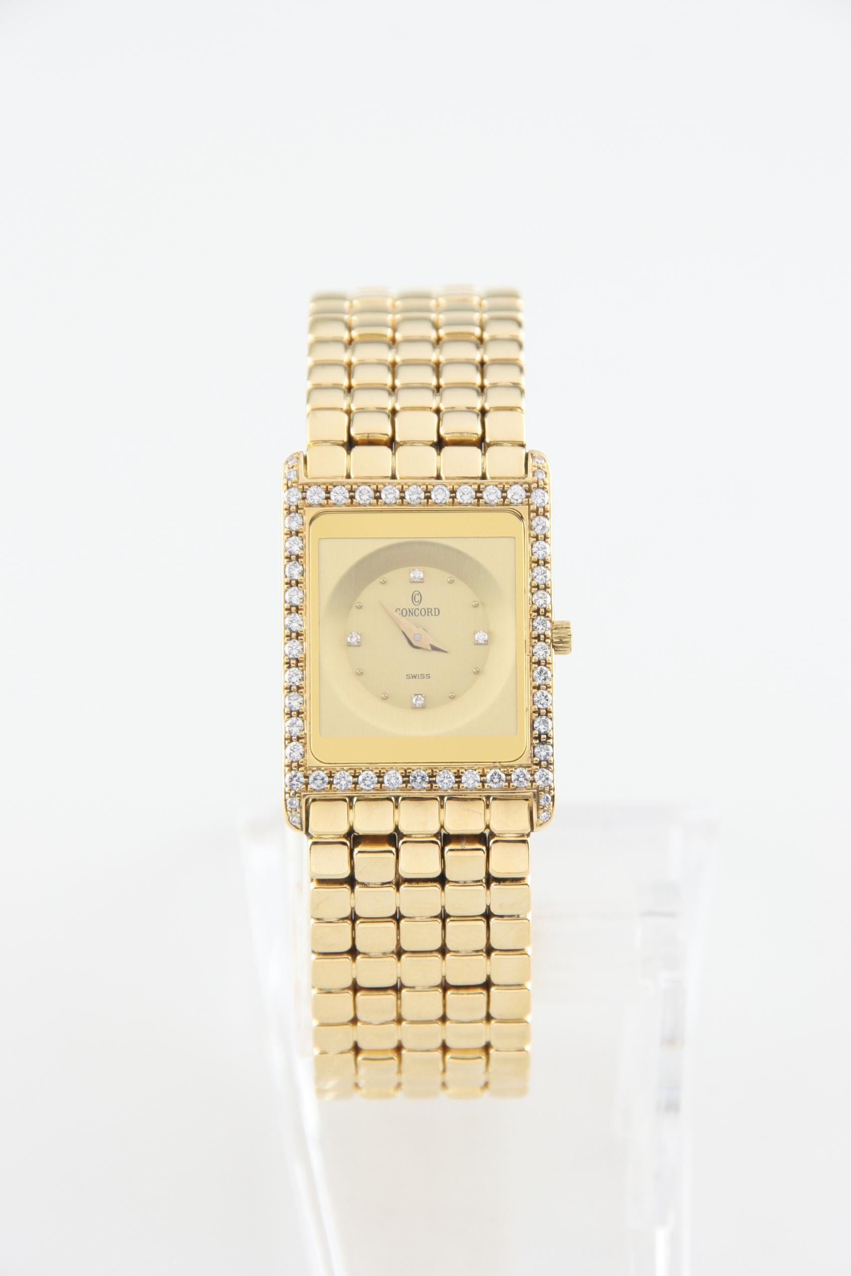 Modèle : Délire
Numéro de série 946789
Mouvement #ETA Quartz E 03001
Boîtier en or jaune 18k avec lunette en diamant
Largeur 20 mm (21 mm avec couronne)
23 mm de long
Largeur de cosse à cosse = 16 mm
Longueur de cosse à cosse = 23 mm
Cadran en or