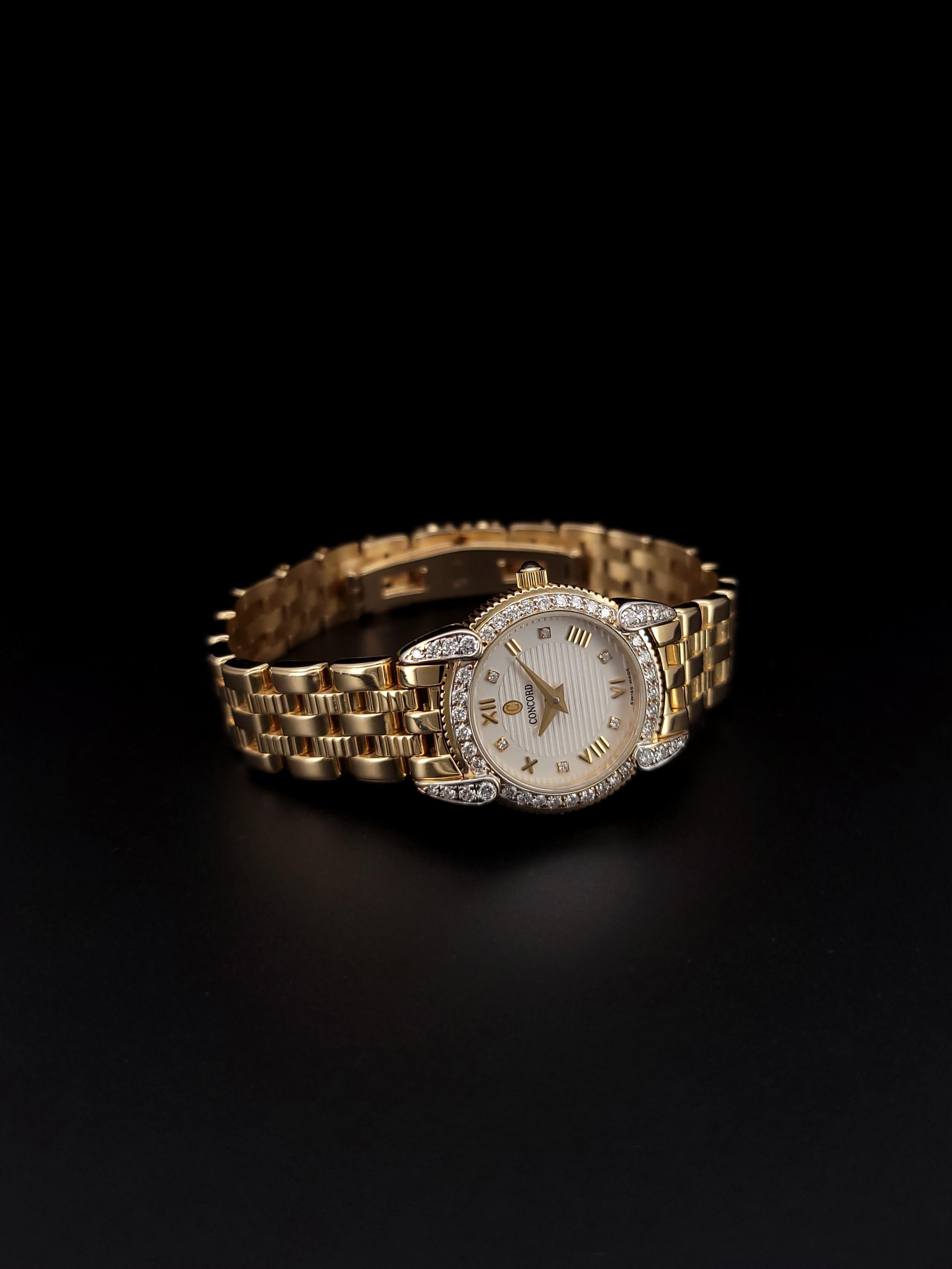 CONCORD DAMENUHR AUS 18K GELBGOLD MIT DIAMANTEN.
*Neuwertiger, tadelloser Zustand mit Concord-Box.

Marke: Concord
MATERIAL: Impresario
MATERIAL: 18k Gelbgold
Gehäusegröße: 22mm
Gehäuse-Dicke: 6,5 mm
Lug Breite: 12.5mm
Verschluss: Doppelt gefalteter