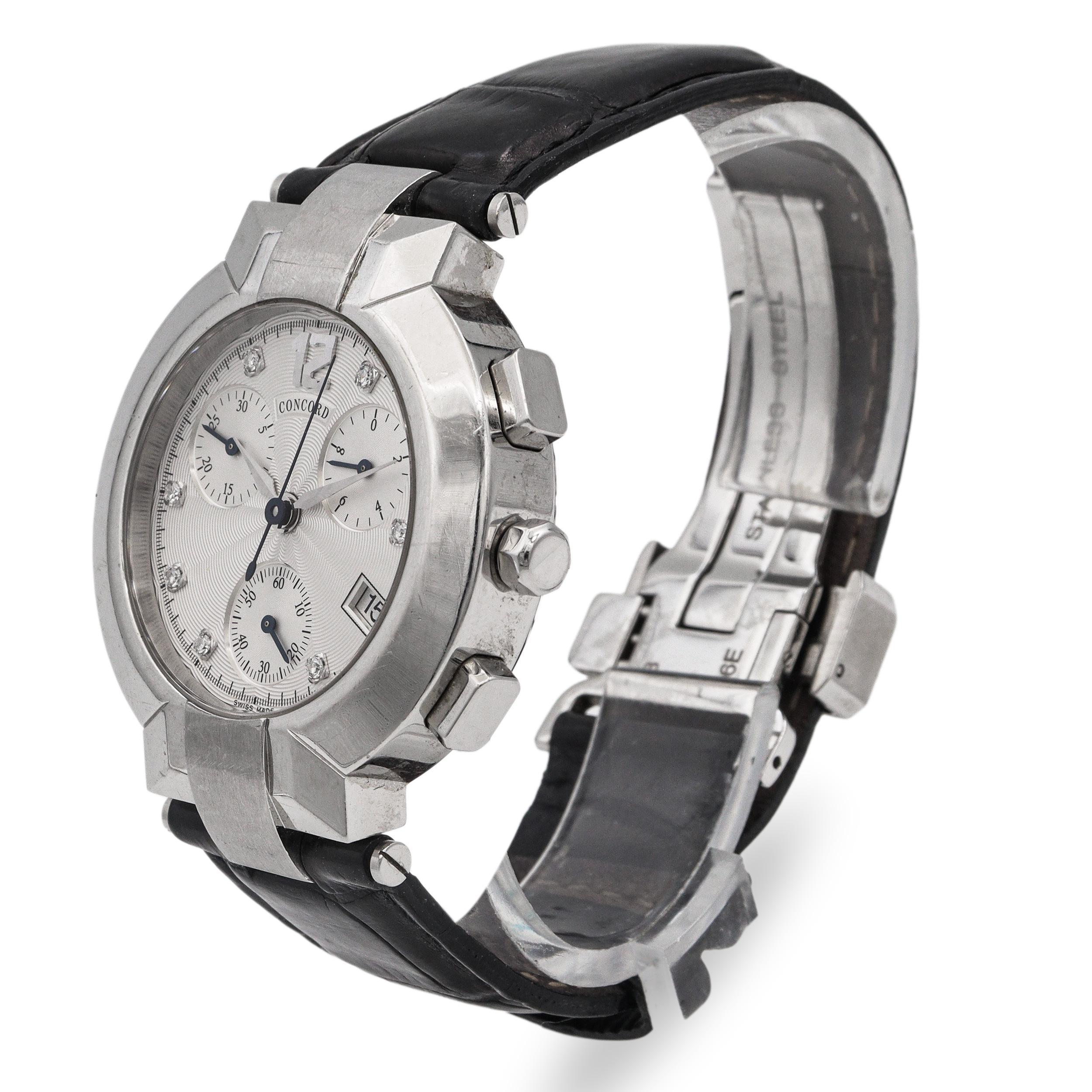 El cronógrafo masculino Concord La Scala combina la elegancia contemporánea con la precisión suiza, lo que lo convierte en un reloj destacado en el patrimonio de la marca. Su audaz caja de acero inoxidable presenta un distintivo diseño