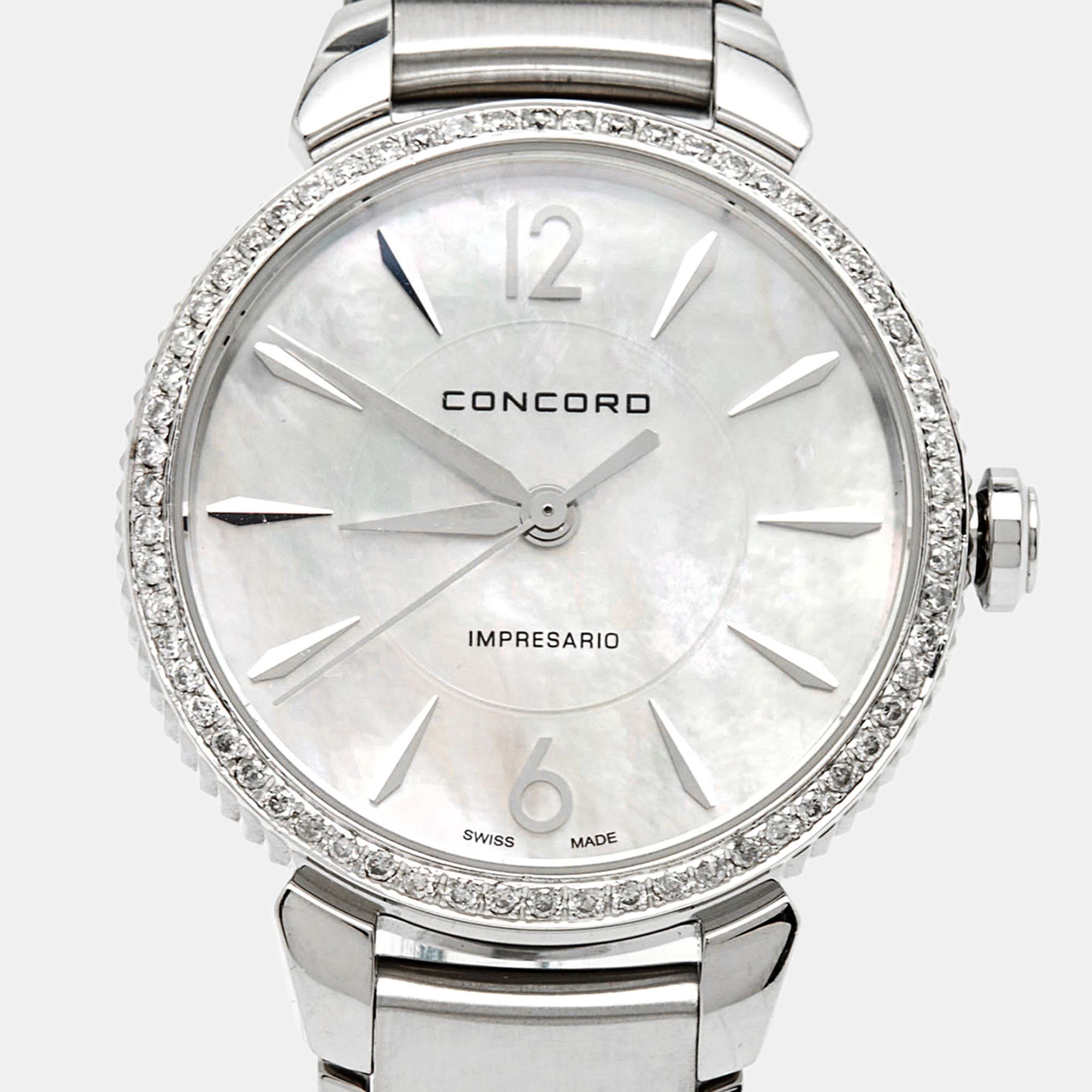 Erweitern Sie Ihre Sammlung mit diesem luxuriösen Zeitmesser von Concord. Die als Impresario bezeichnete Uhr ist aus Edelstahl gefertigt. Das Perlmutt-Zifferblatt im Inneren des Gehäuses ist mit Stahlindexen und drei Zeigern versehen. Die Lünette