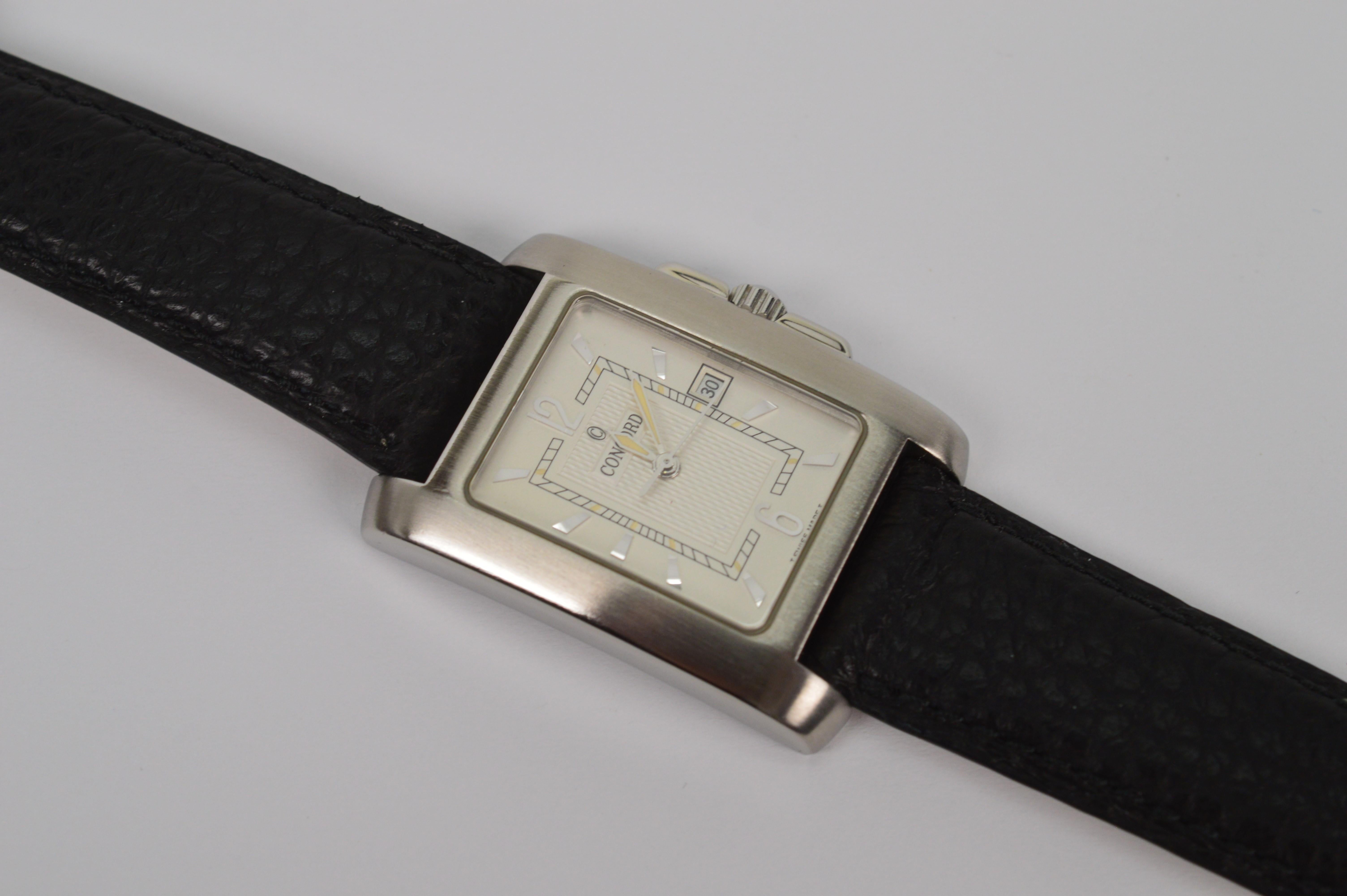 Avec son style épuré, cette montre à quartz classique de style tank de Concord est parfaite pour une utilisation quotidienne. L'attrayant visage argenté possède un cadran facile à lire et un verre saphir résistant aux rayures. Modèle de fabrication