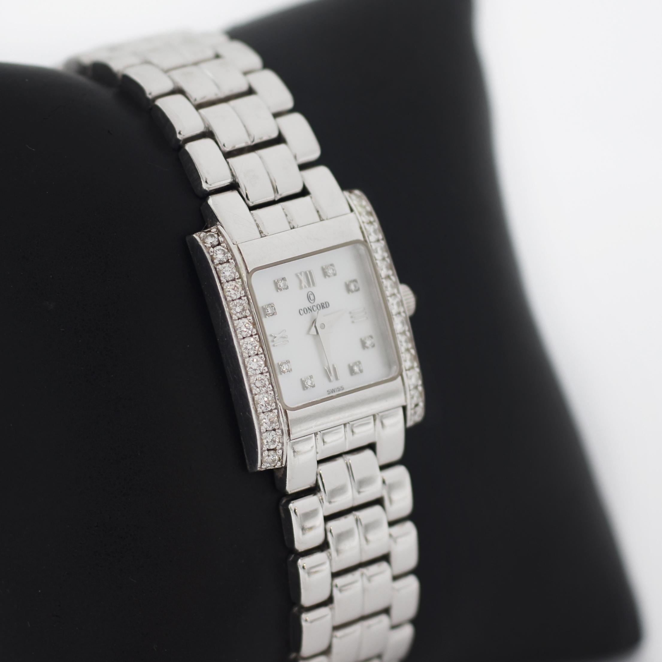 CONCORD
Schweizer Uhr
14K Weißgold Gehäuse & Armband
mit Diamanten auf der Lünette
Zifferblatt mit Perlmutt
Diamant-Stundenmarker und römische Zahlen
Batteriebetriebenes Quarz-Uhrwerk
Kratzfestes Saphirglas
Gehäuse ca. 40mm
Armband ca.