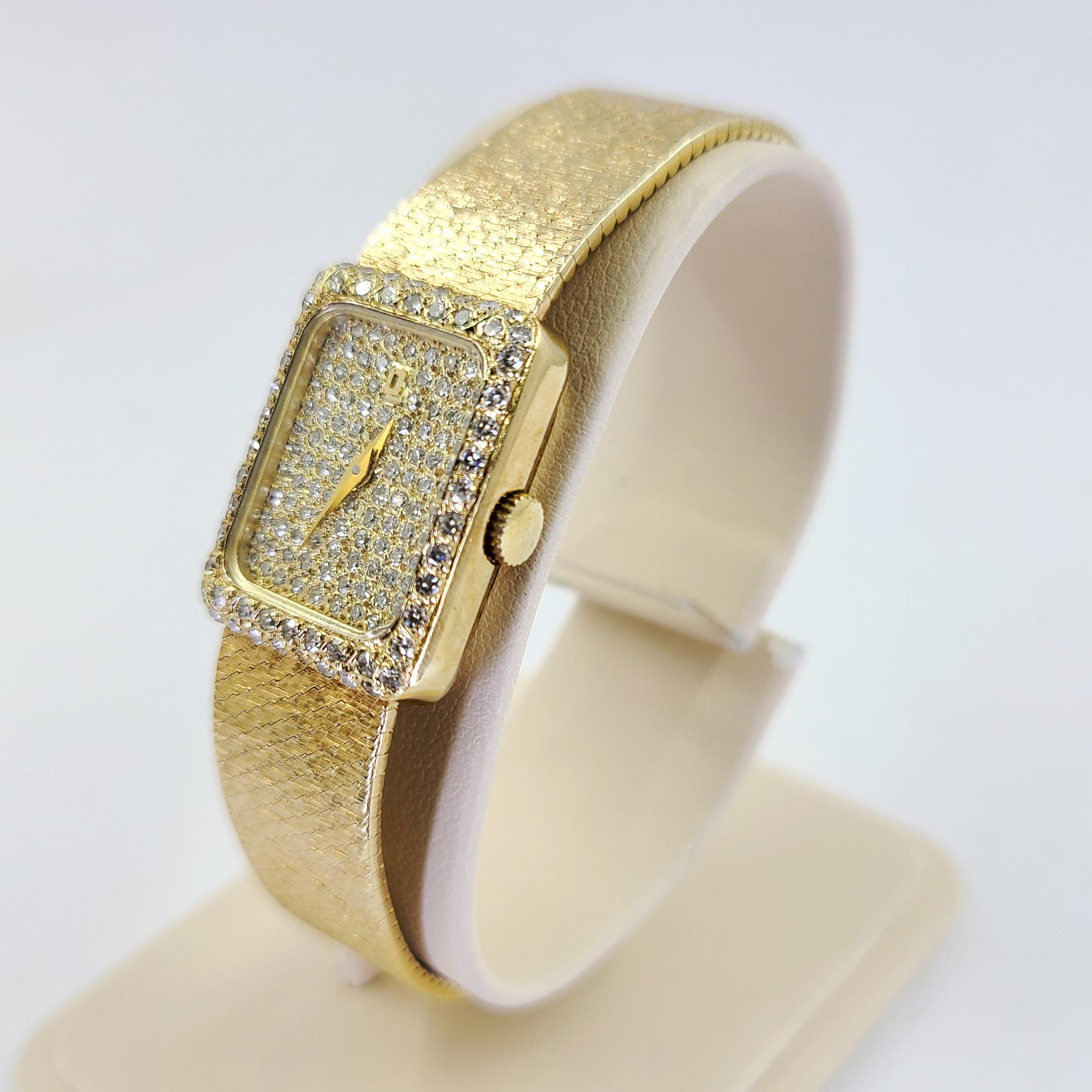 Montre Concord en or jaune 14 carats à quartz avec cadran pavé contenant 158 diamants ronds totalisant environ 0,75 carat. Bracelet en or jaune 14 carats avec boucle déployante. Le poids final est de 40 grammes.