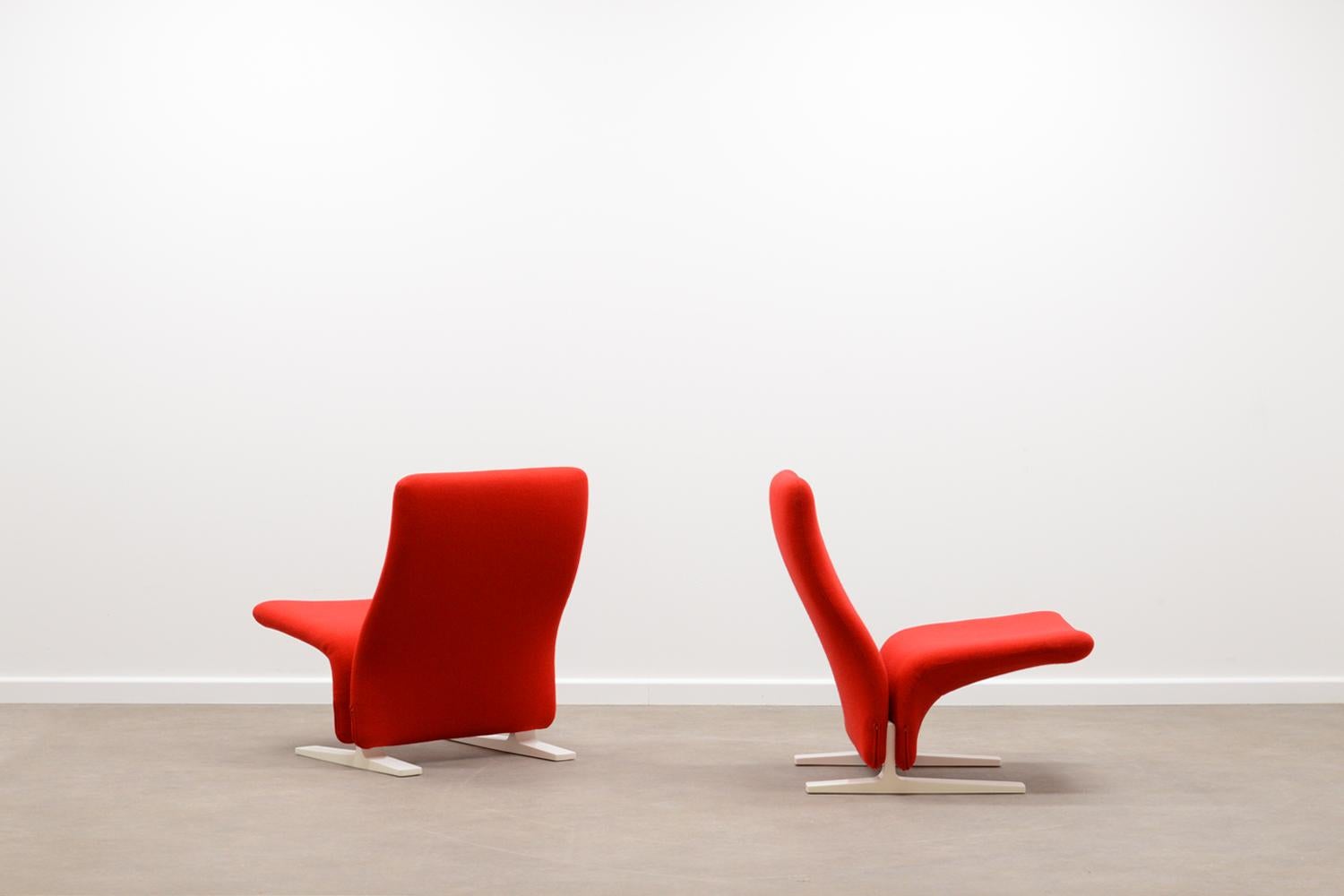 Set of 2 Concorde chairs or F789 from Pierre Paulin for Artifort 60s. The chair was originally designed for the waiting room of the Concorde plain. White laquerd aluminum legs and original red fabric. In very good vintage condition. 

 