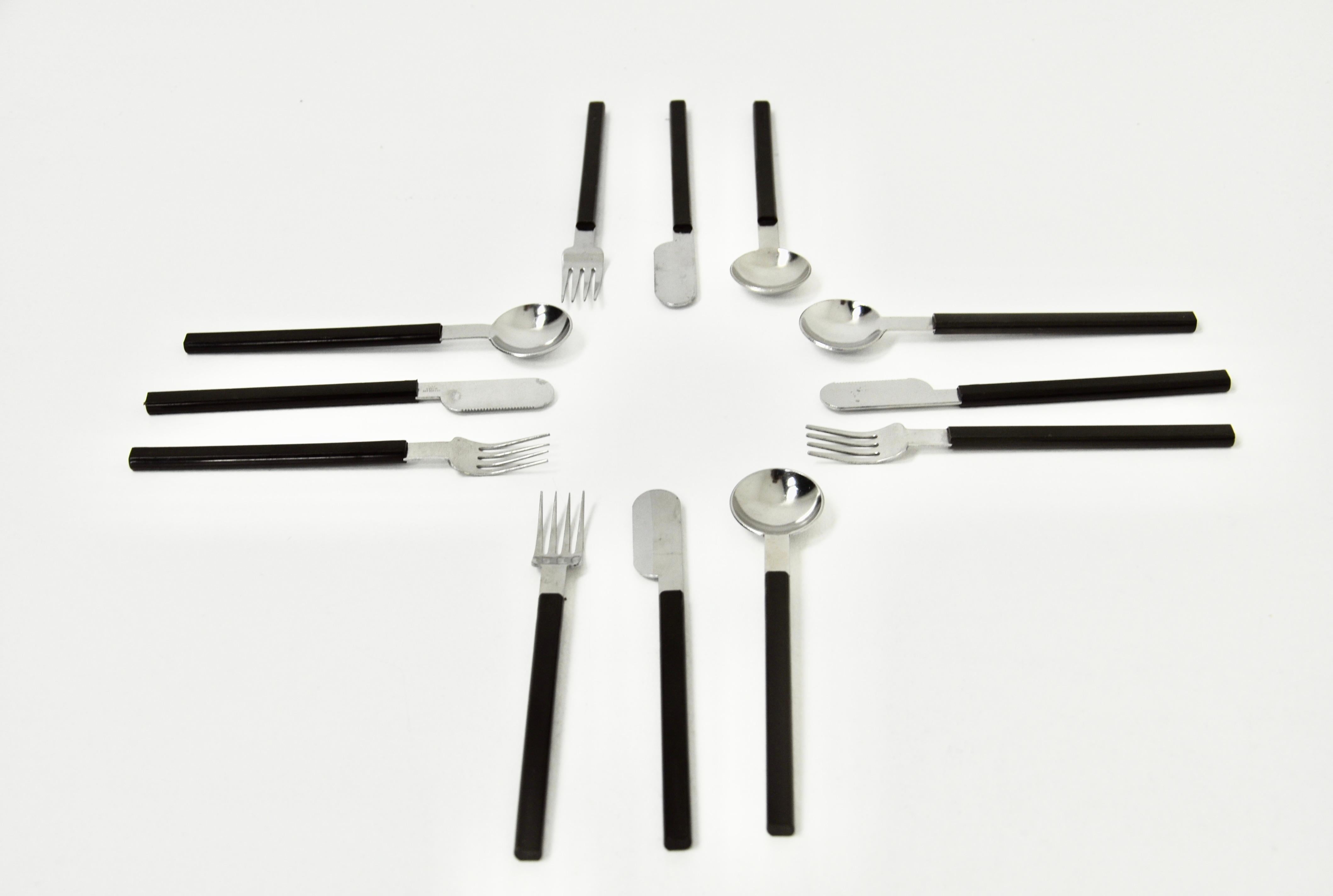 Elegant cutlery designed by Raymond Loewy for Air France's Concorde flights. Stamped Air France.
Dimensions: Length: 16 cm Width: 3 cm 