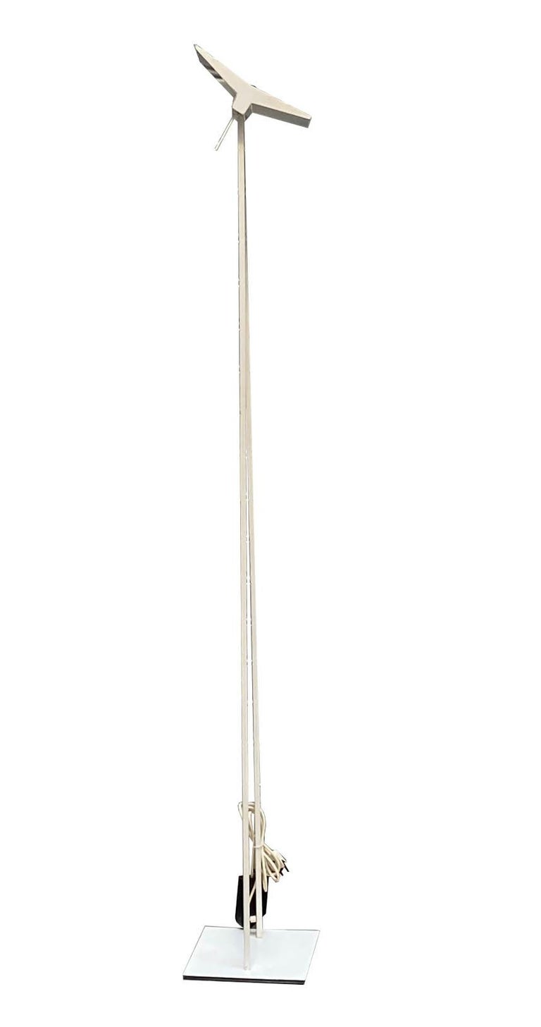 Elegant halogen floor lamp in white painted metal, with adjustable head.