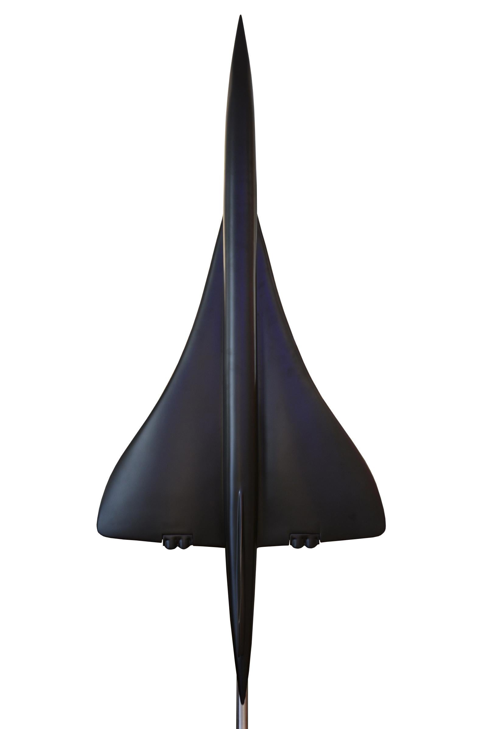 Sculpture Concorde model black in fiberglass
in black matt finish. Scale 1/36em on polished
brushed aluminium base. Exceptional and unique piece.
