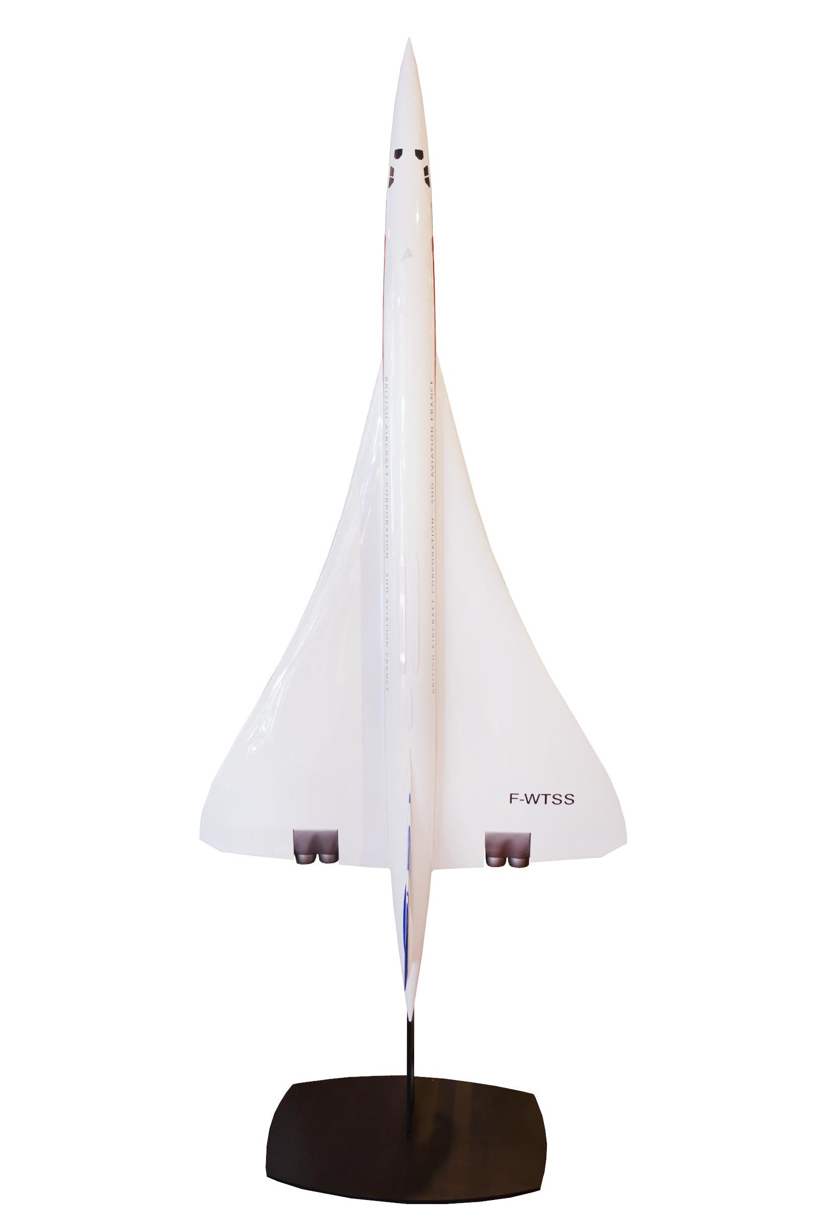 Modèle de sculpture du Concorde en résine de haute qualité,
échelle 1/25. Base verticale en acier noirci.
Pièce exceptionnelle. Fabriqué en France.
Base : L 71 x P 55cm.
Modèle : Envergure 100cm x hauteur 290cm.
 