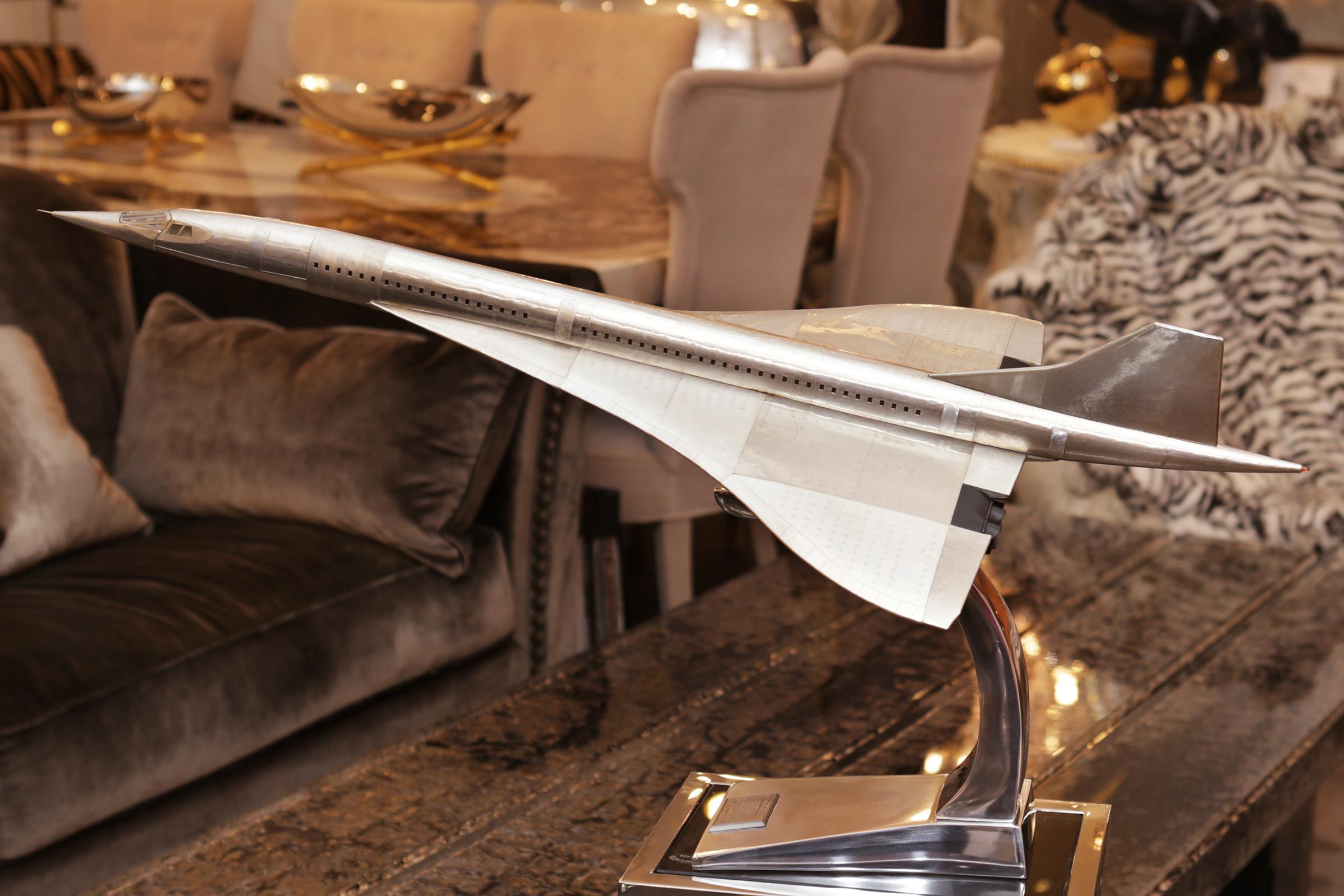 Model Concorde supersonic with light wooden body and
all covered with riveted aluminium foil. On polished stainless
steel base with item's descriptive plaque.
