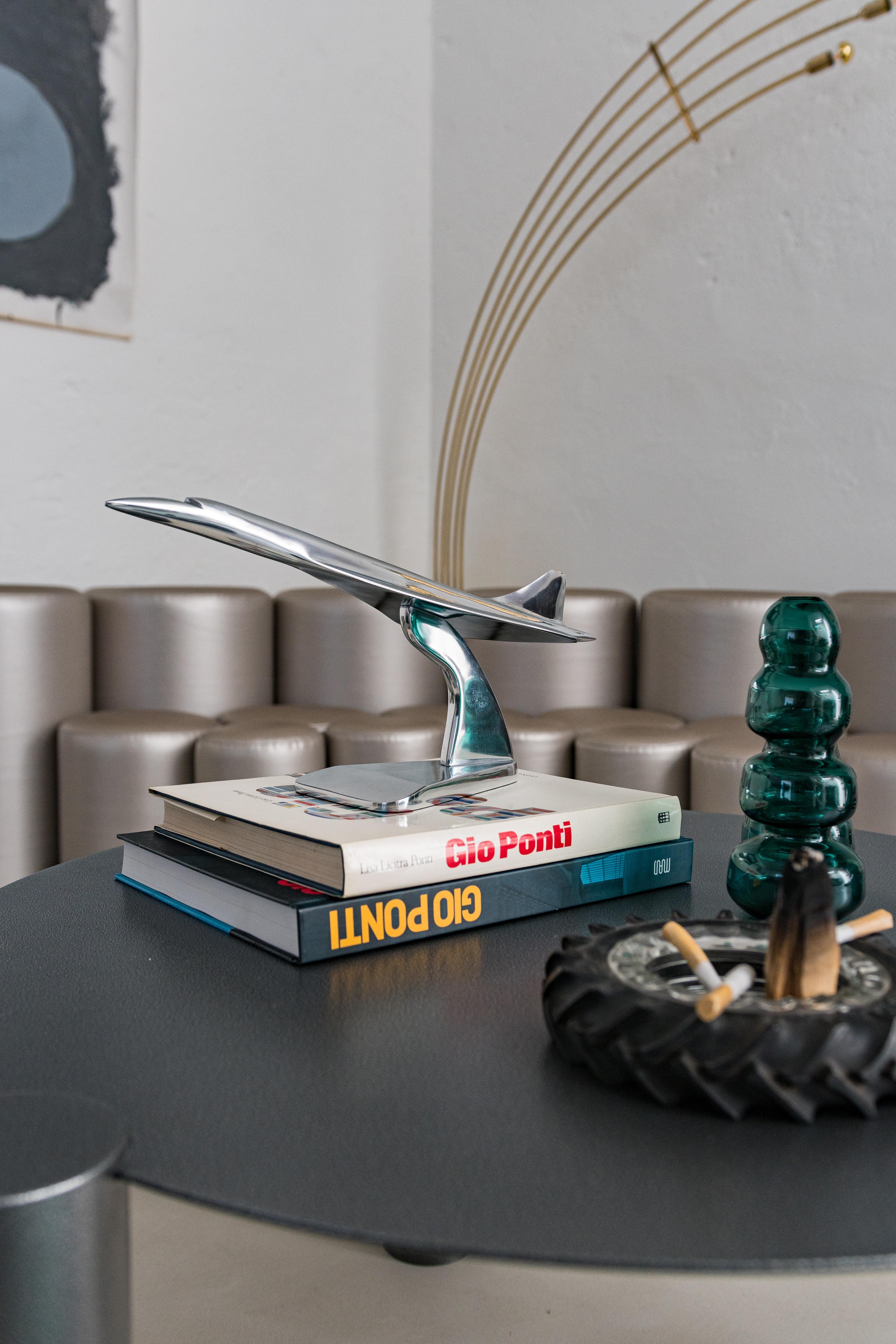 Dekorativer Artikel - Concorde Modell - Stilvolle Dekoration

Spinzi ist ein in Mailand ansässiges Kreativ-Atelier, das sich auf Möbeldesign sowie die Beschaffung und den Handel mit relevantem Sammlerdesign aus der Mitte des Jahrhunderts