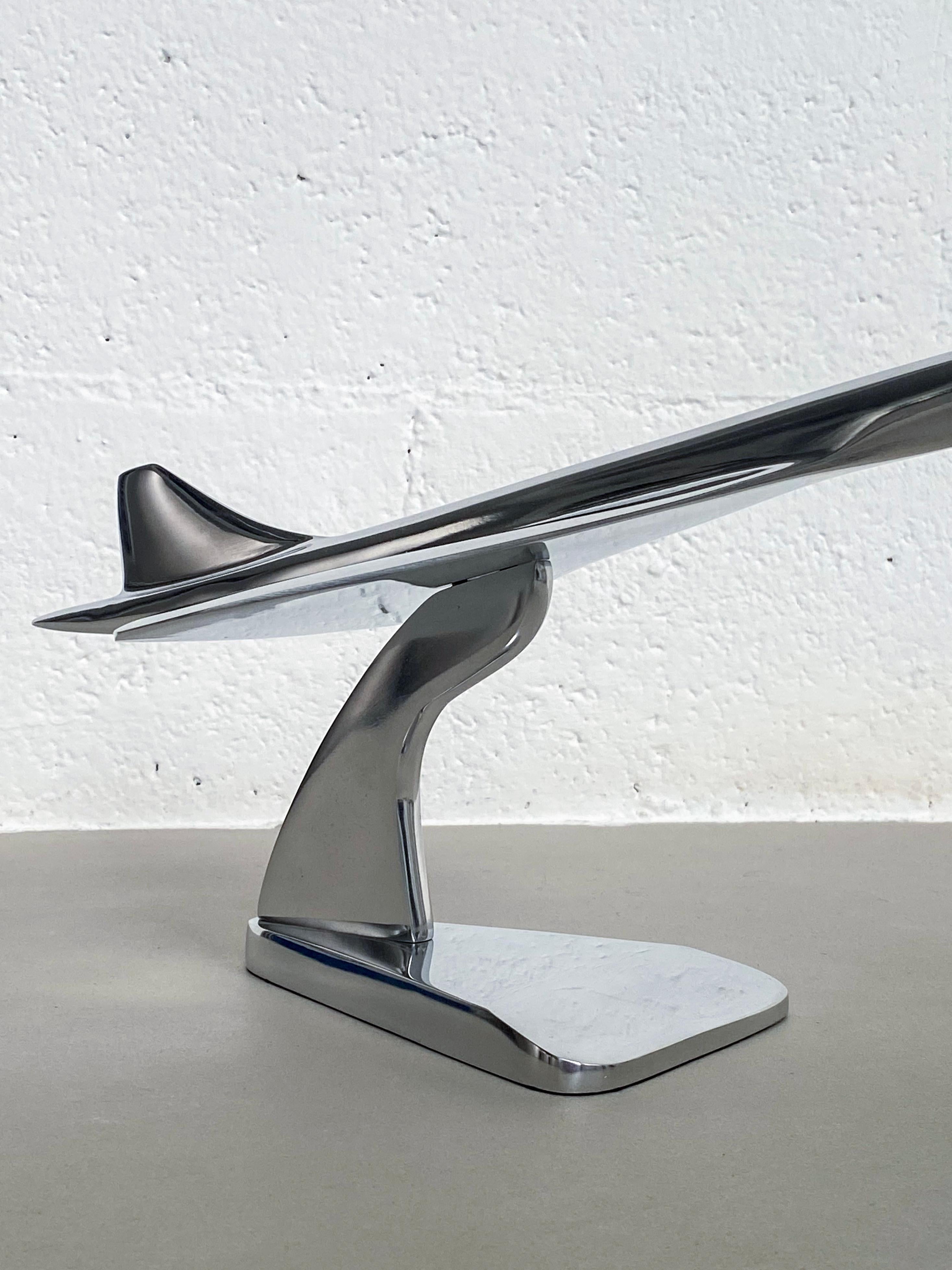 Concorde Supersonic-Flugzeug-Skulptur aus poliertem Edelstahl (Poliert) im Angebot
