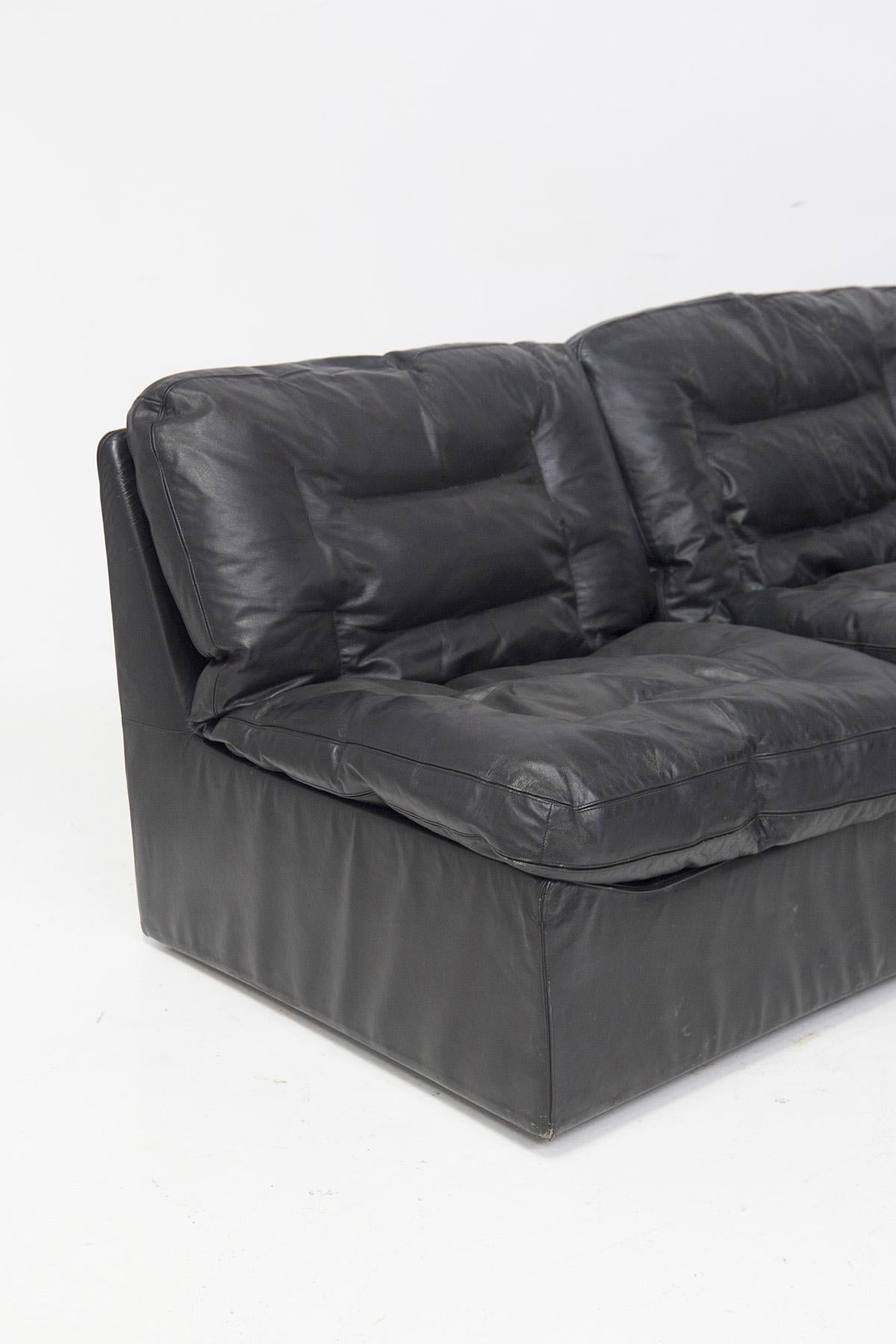 Beautiful sofa in black leather from the prestigious Italian manufacture Zanotta.
The sofa is designed for three seats, entirely made of soft and original black leather of the time, it is part of the 