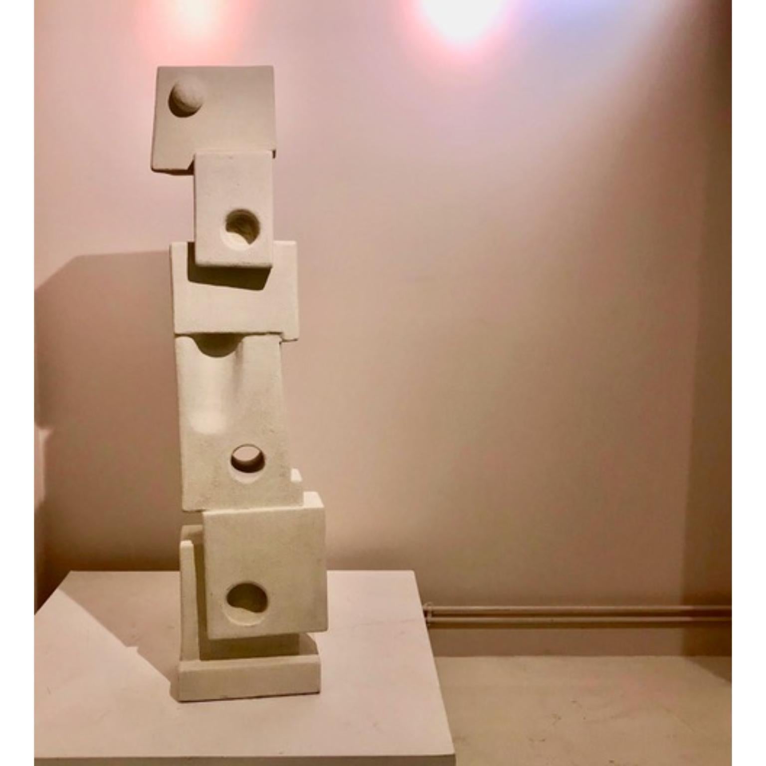 Totem di cemento e argilla 130 di Frederic Texier
Dimensioni: L 30 x P 20 x H 130 cm. 
Materiali: Calcestruzzo rivestito di calce e cemento.
Colore: Cray. 

L'artista Frédéric Texier esprime la sua passione per l'artigianato attraverso le sue opere,