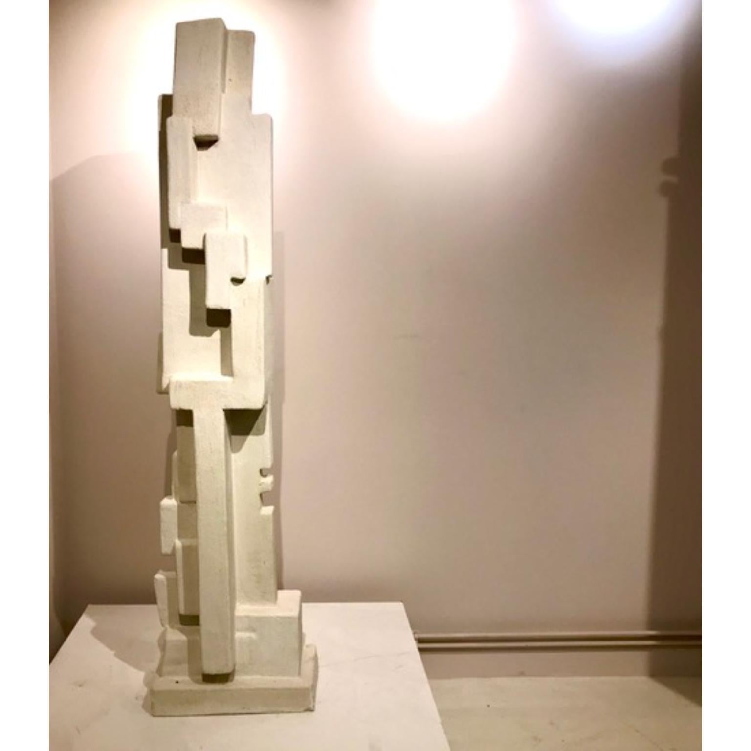 Totem di cemento e argilla 160 di Frederic Texier
Dimensioni: L 40 x P 25 x H 160 cm. 
Materiali: Calcestruzzo rivestito di calce e cemento.
Colore: Cray.  

L'artista Frédéric Texier esprime la sua passione per l'artigianato attraverso le sue