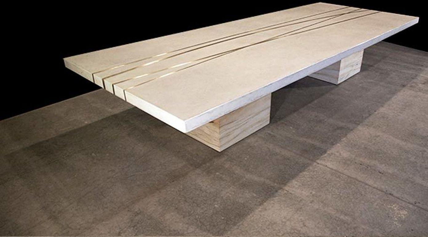 Moderner Esstisch aus Beton mit Messingintarsien und Kastenbeinen aus Holz im Zustand „Neu“ im Angebot in Hobart, NY