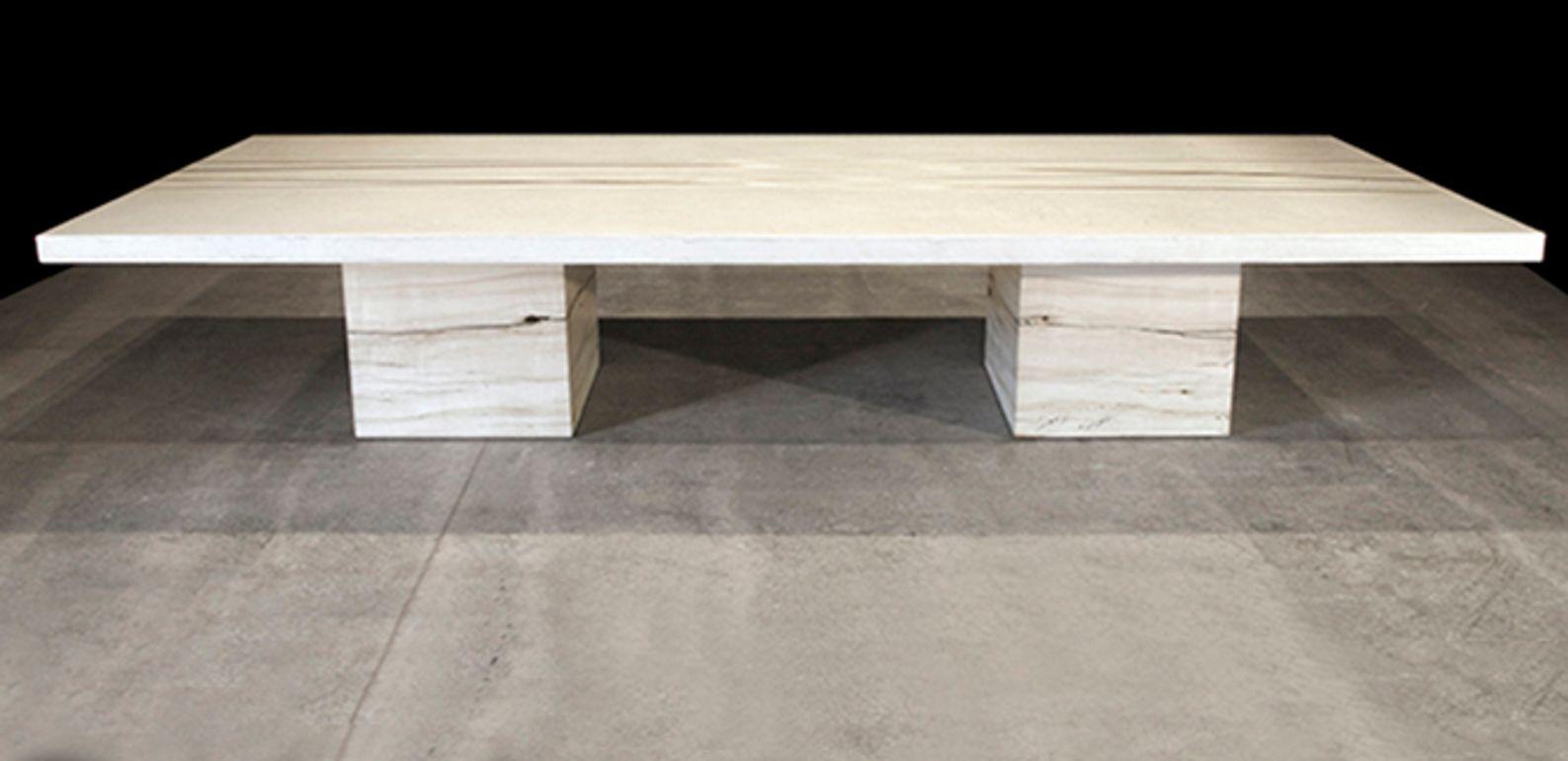 Moderner Esstisch aus Beton mit Messingintarsien und Kastenbeinen aus Holz (21. Jahrhundert und zeitgenössisch) im Angebot