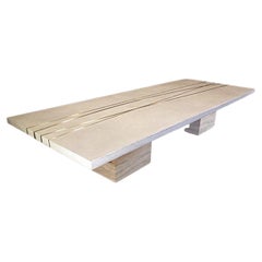Moderner Esstisch aus Beton mit Messingintarsien und Kastenbeinen aus Holz