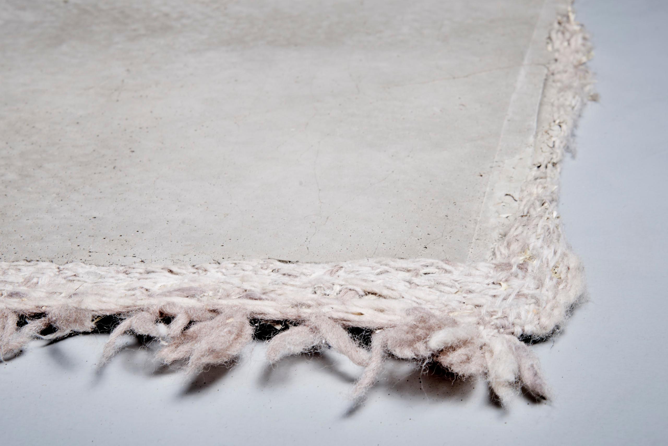 Es hat Amelie Marei Loellmann immer fasziniert, die Dinge, die uns umgeben, als etwas anderes zu betrachten als das, was sie in ihrer Rolle, wie man sie normalerweise definiert, sein sollten. Die Umkehrung von Gebrauch und Bedeutung ermöglicht es