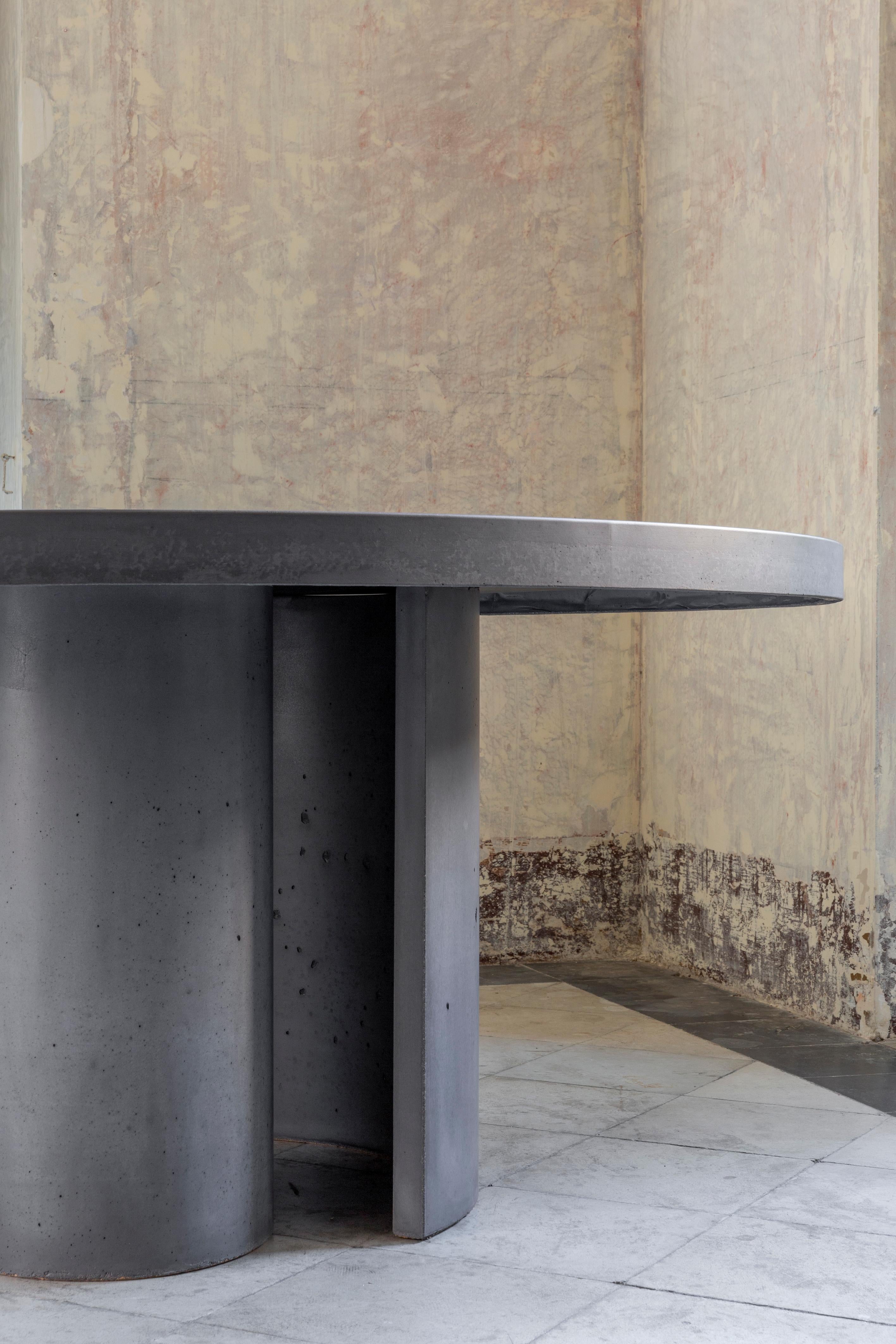 Runder Beton-Esstisch Atlante Ultra High Perfomance Zement-Mortar (Brutalismus) im Angebot