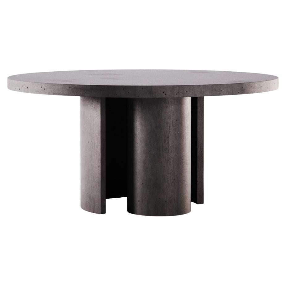 Atlante est une table de salle à manger ronde aux lignes essentielles et à l'inspiration forte. 
Entièrement façonnée en mortier de béton BFUP par une équipe d'artisans experts, cette table incarne parfaitement les valeurs de la Collection S dans