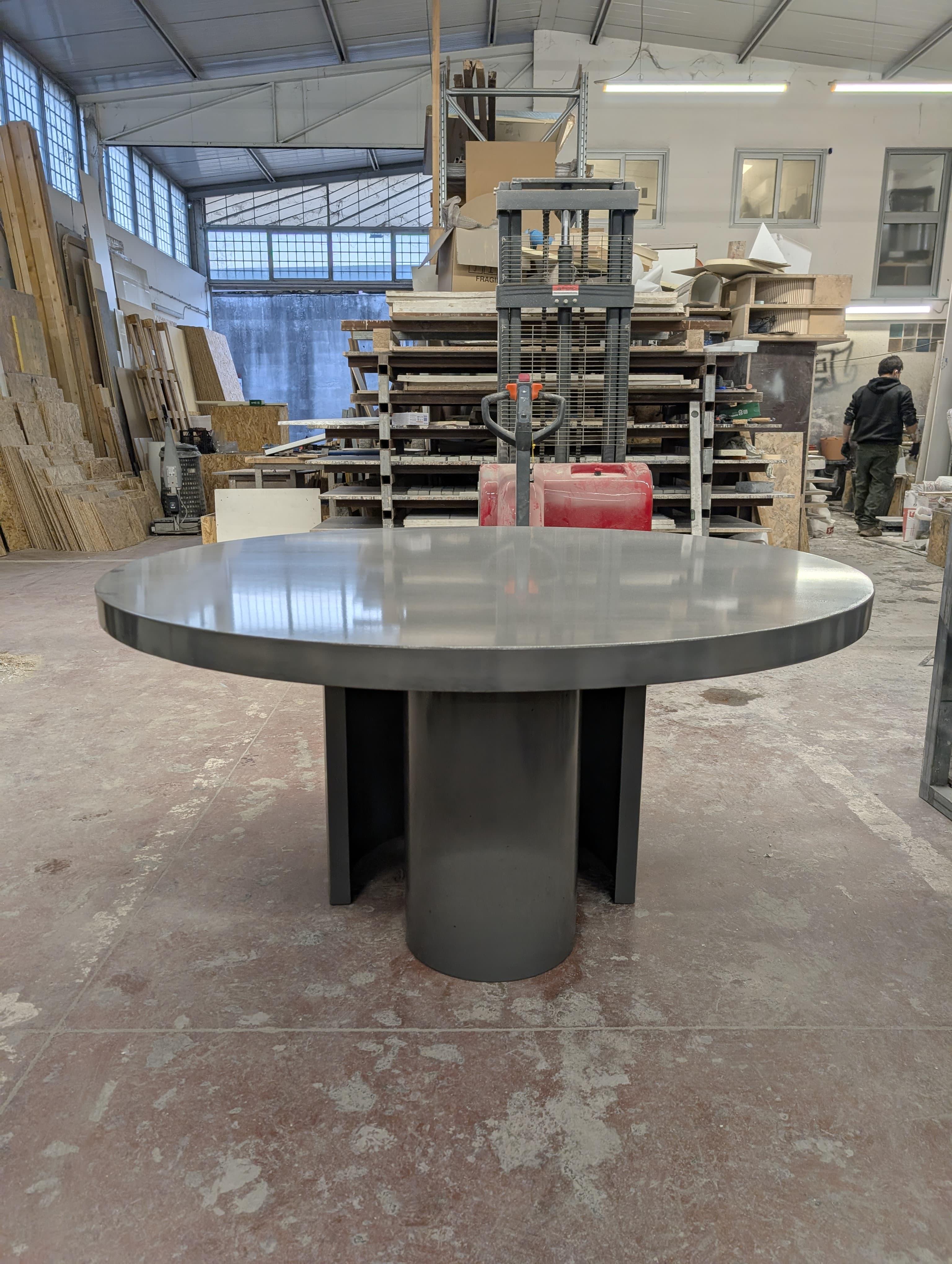 Brutalisme Table de salle à manger circulaire Atlante Ultra High Perfomance Glosss Cement en vente