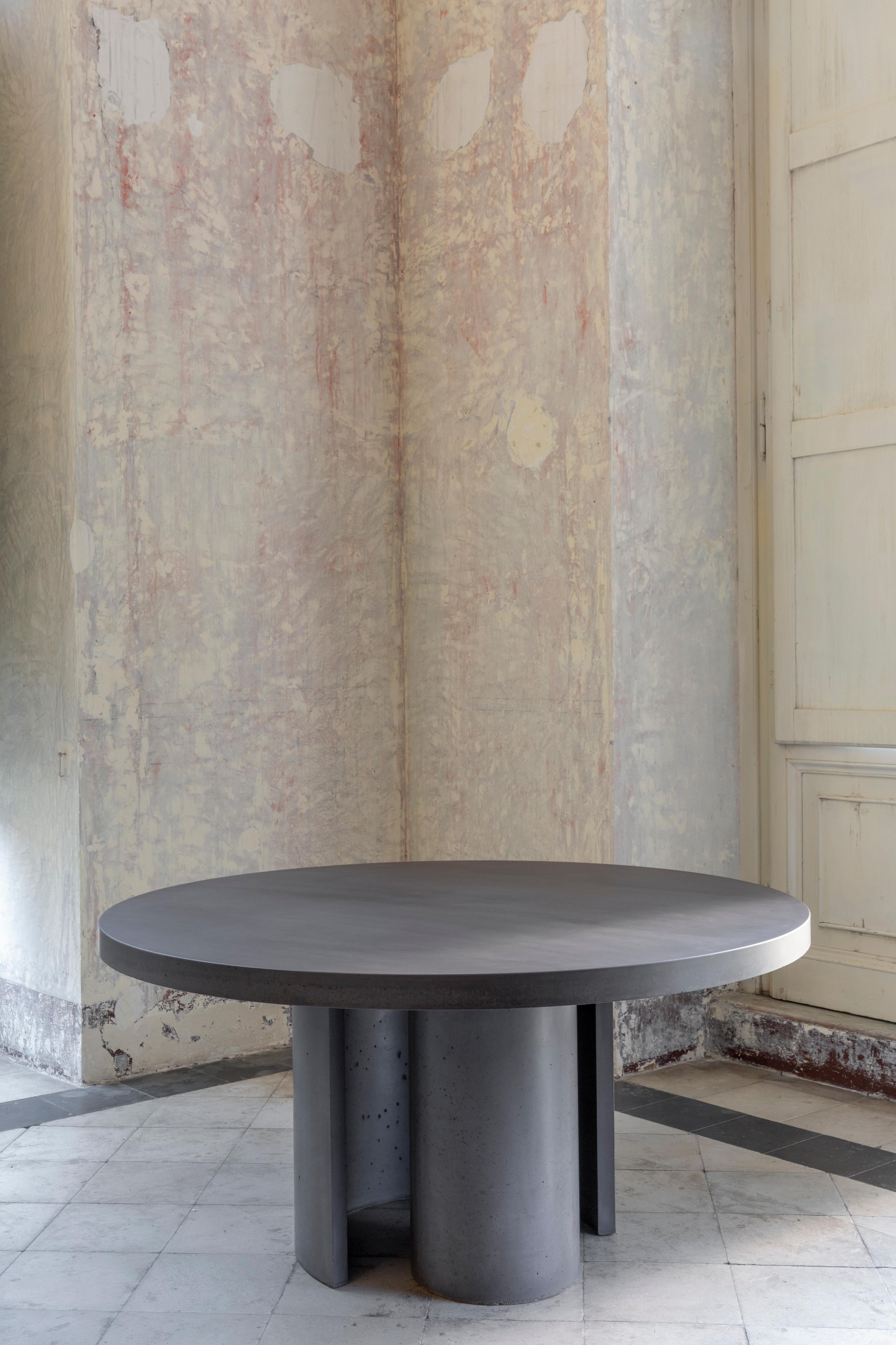 Béton Table de salle à manger circulaire Atlante Ultra High Perfomance Glosss Cement en vente