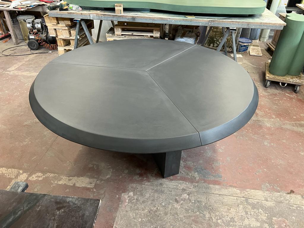 italien Table de salle à manger circulaire LAOBAN Ultra High Performance Cement Dark Mortar  en vente